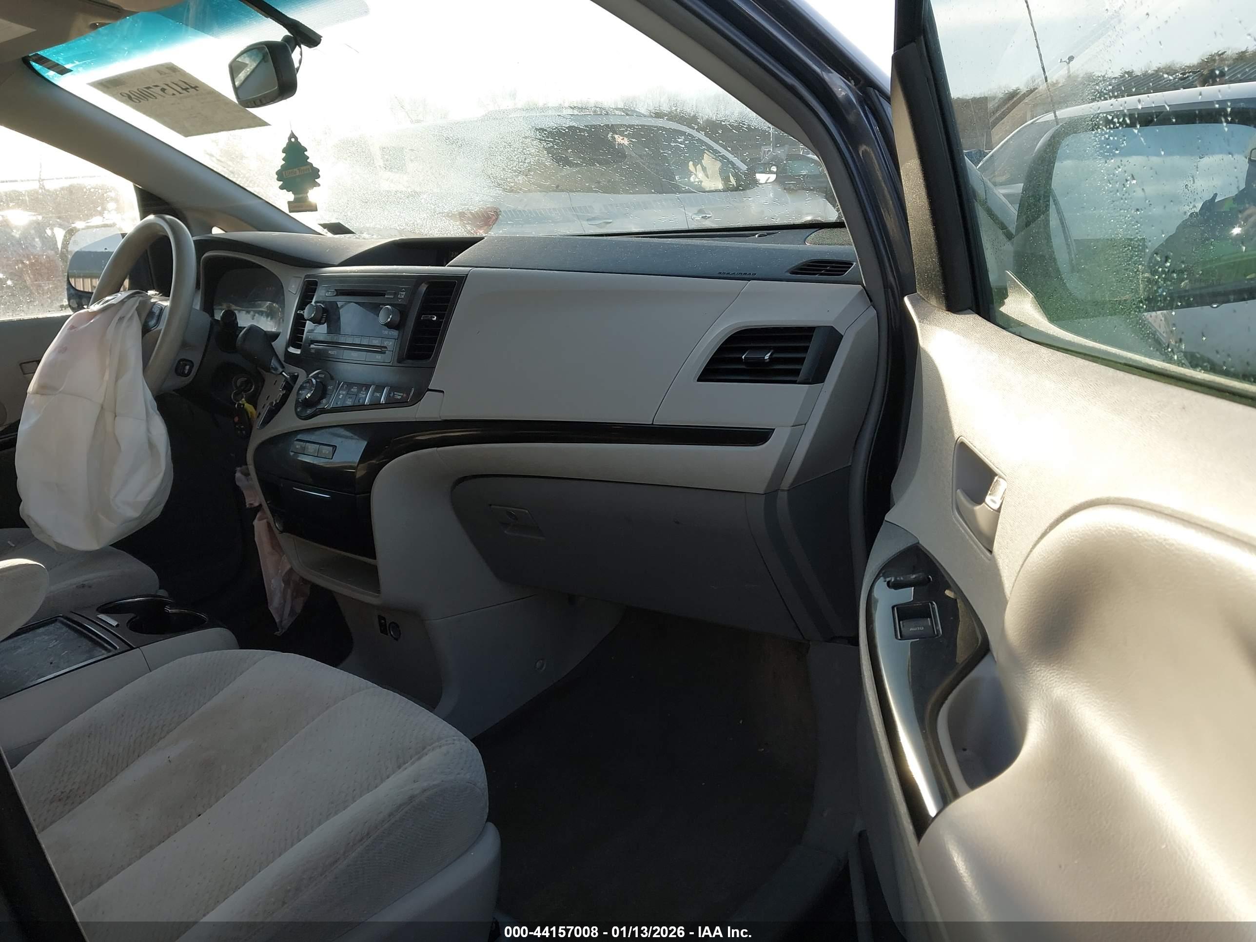 TOYOTA SIENNA image 5