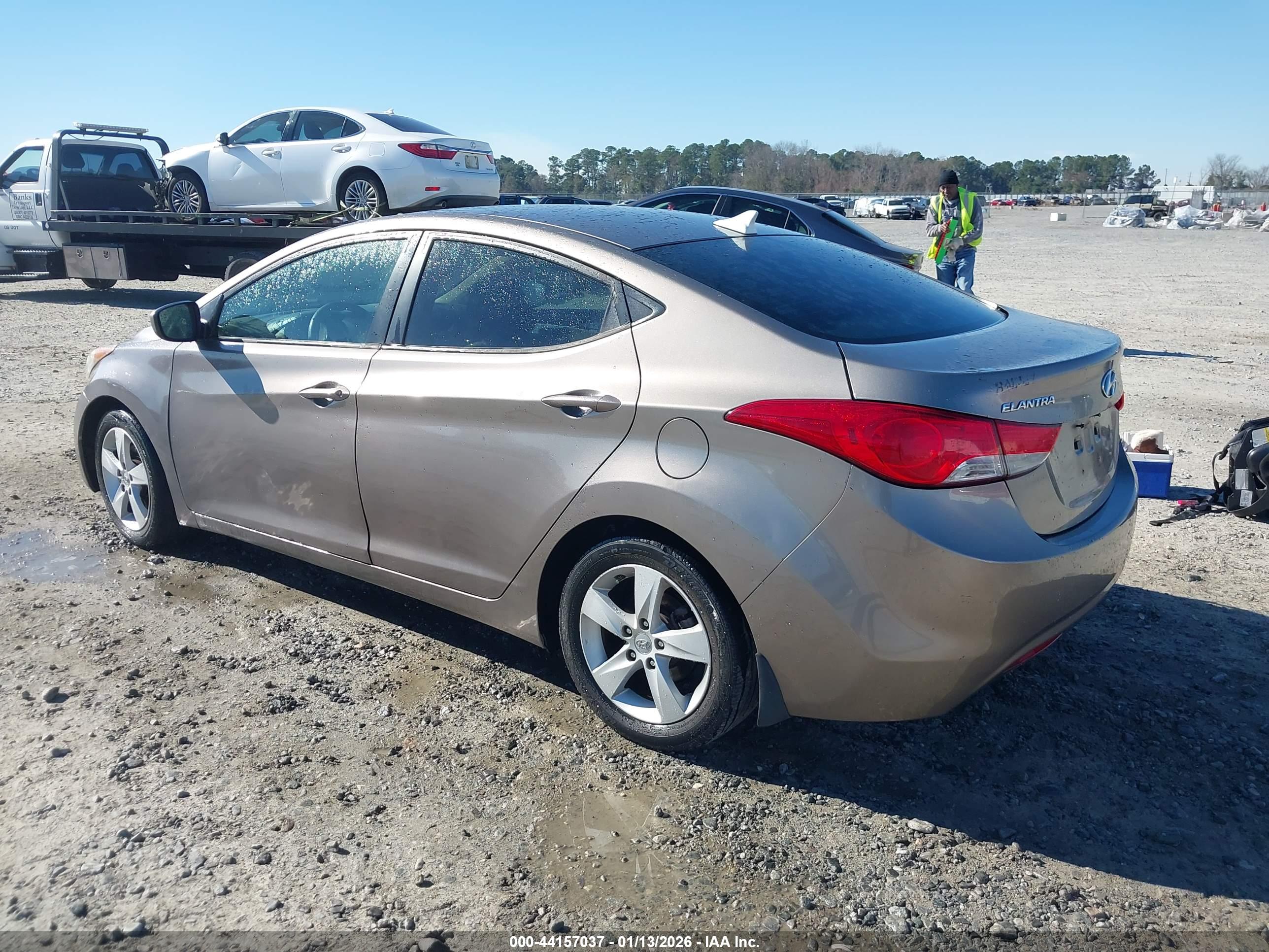 HYUNDAI ELANTRA image 3