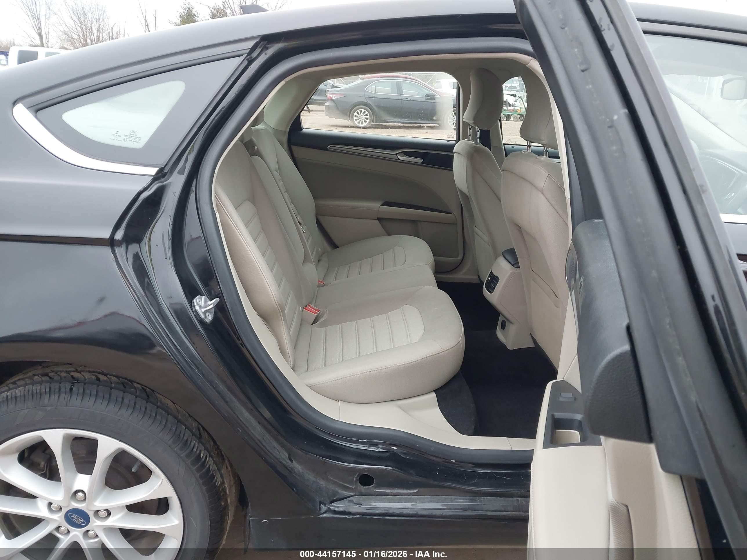 FORD FUSION image 8