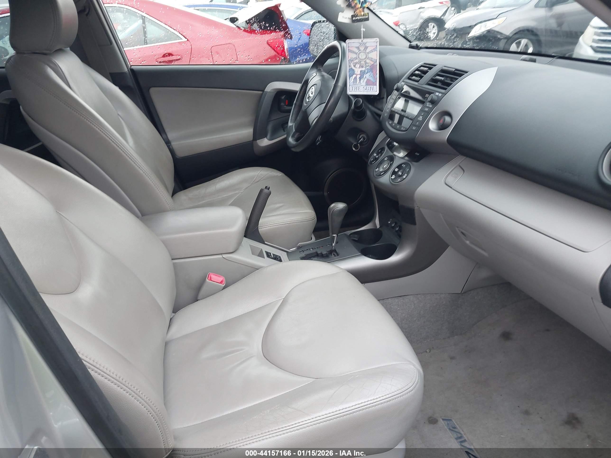 TOYOTA RAV4 image 5