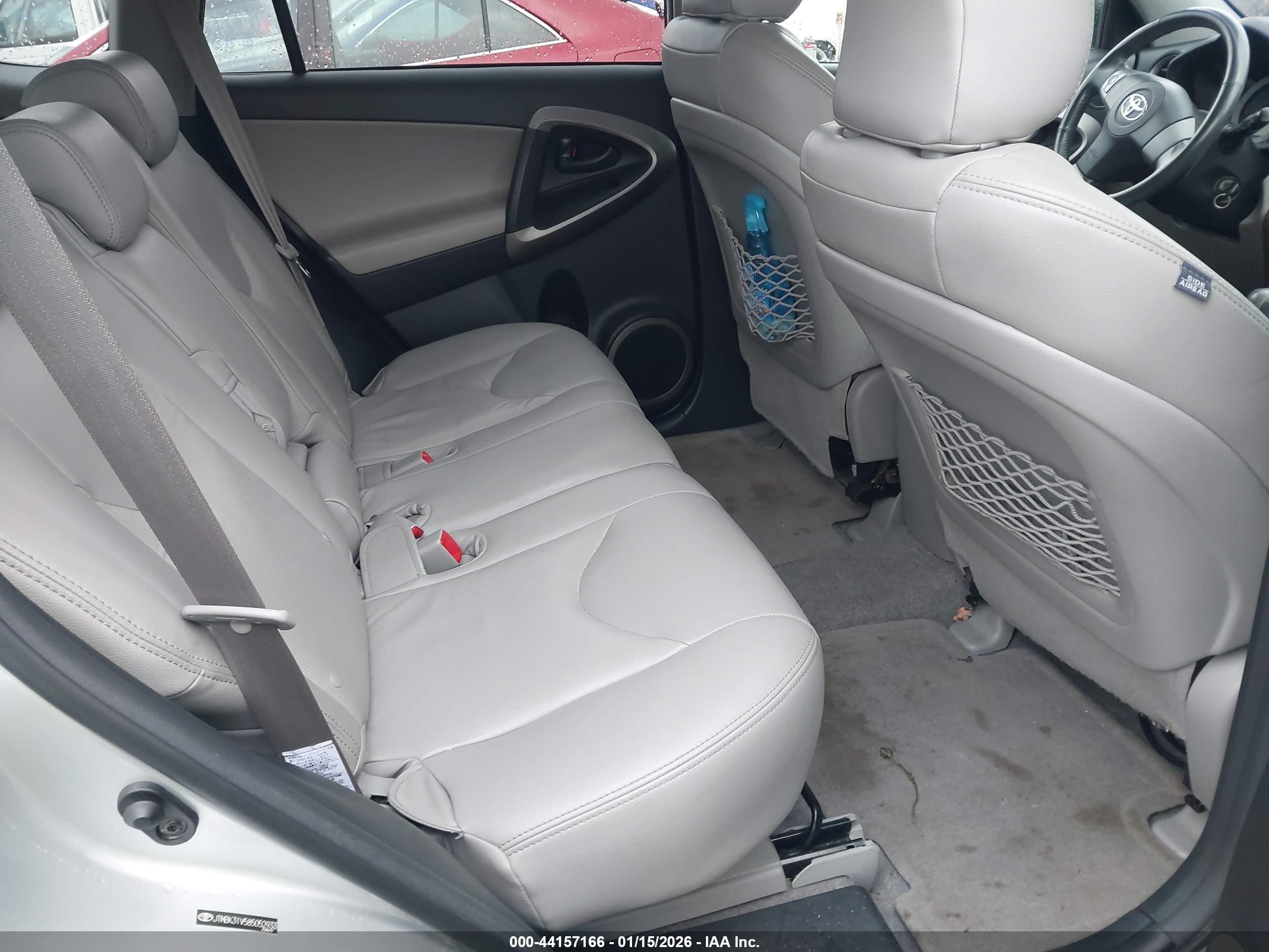 TOYOTA RAV4 image 8