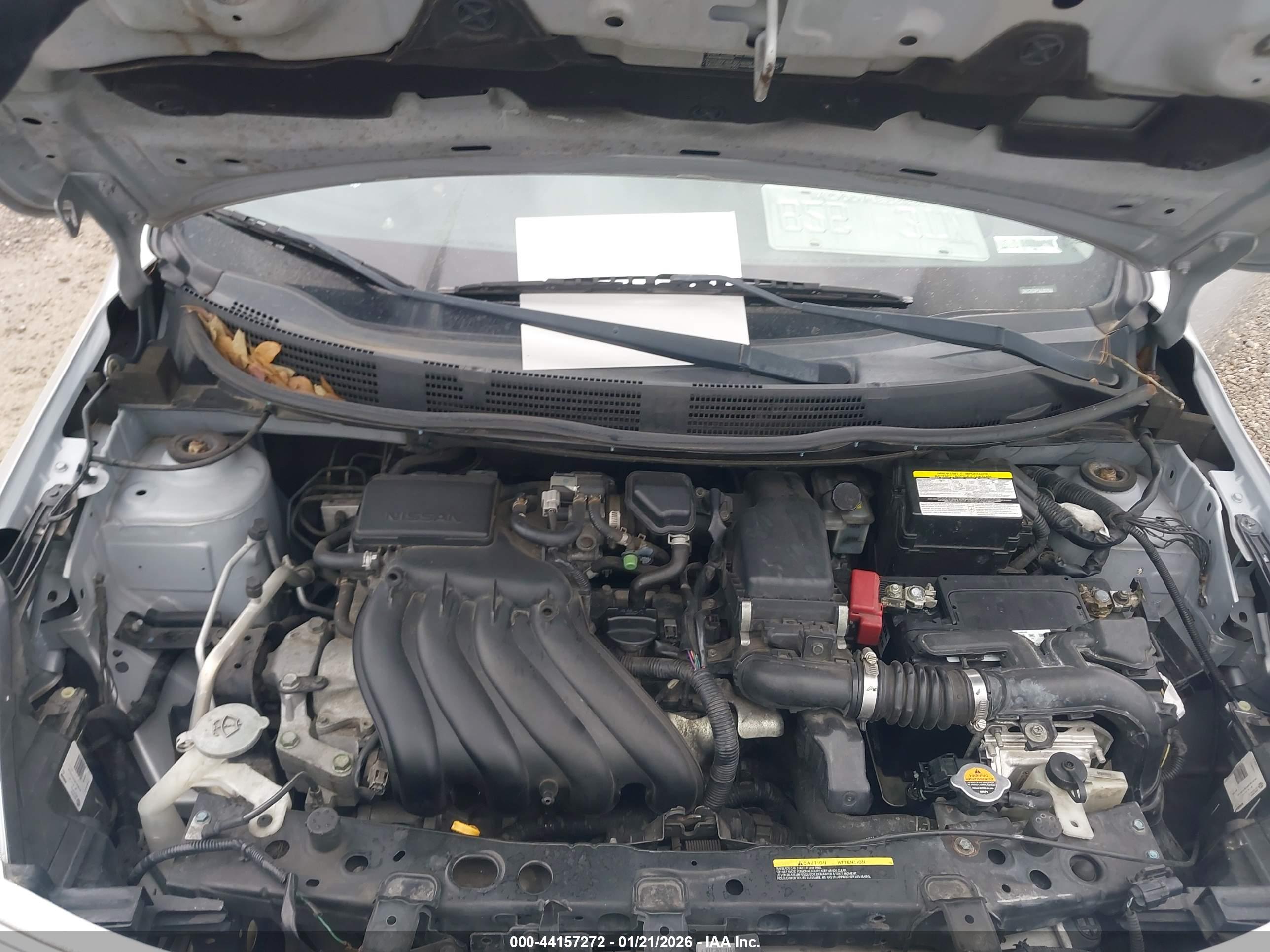 NISSAN VERSA image 10