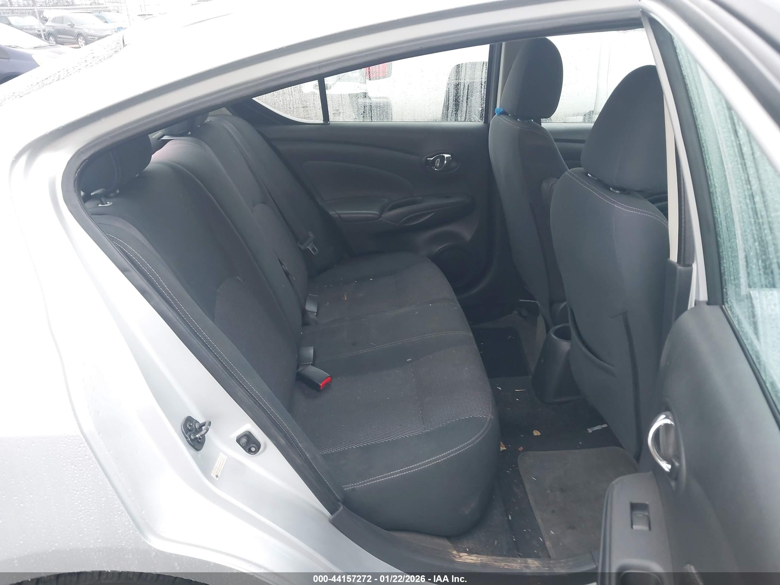 NISSAN VERSA image 8