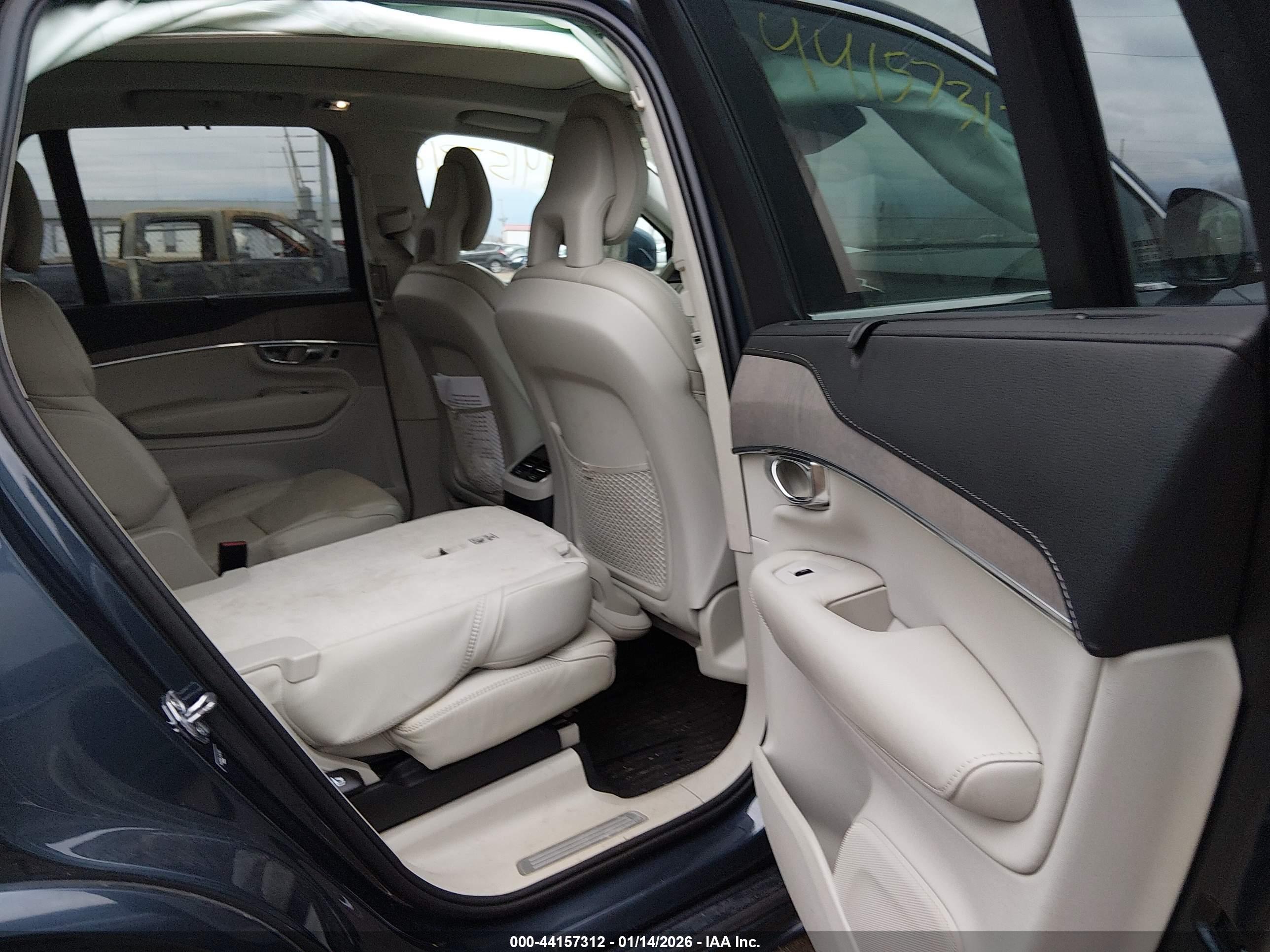 VOLVO XC90 image 8