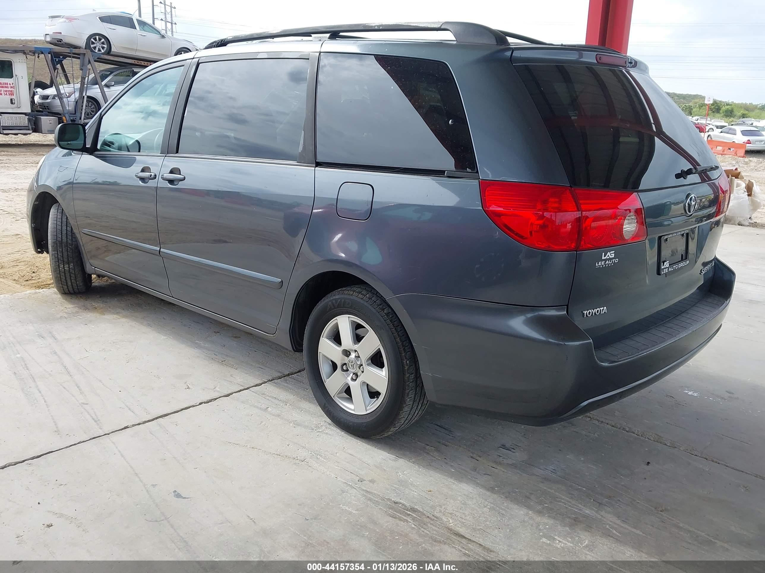TOYOTA SIENNA image 3