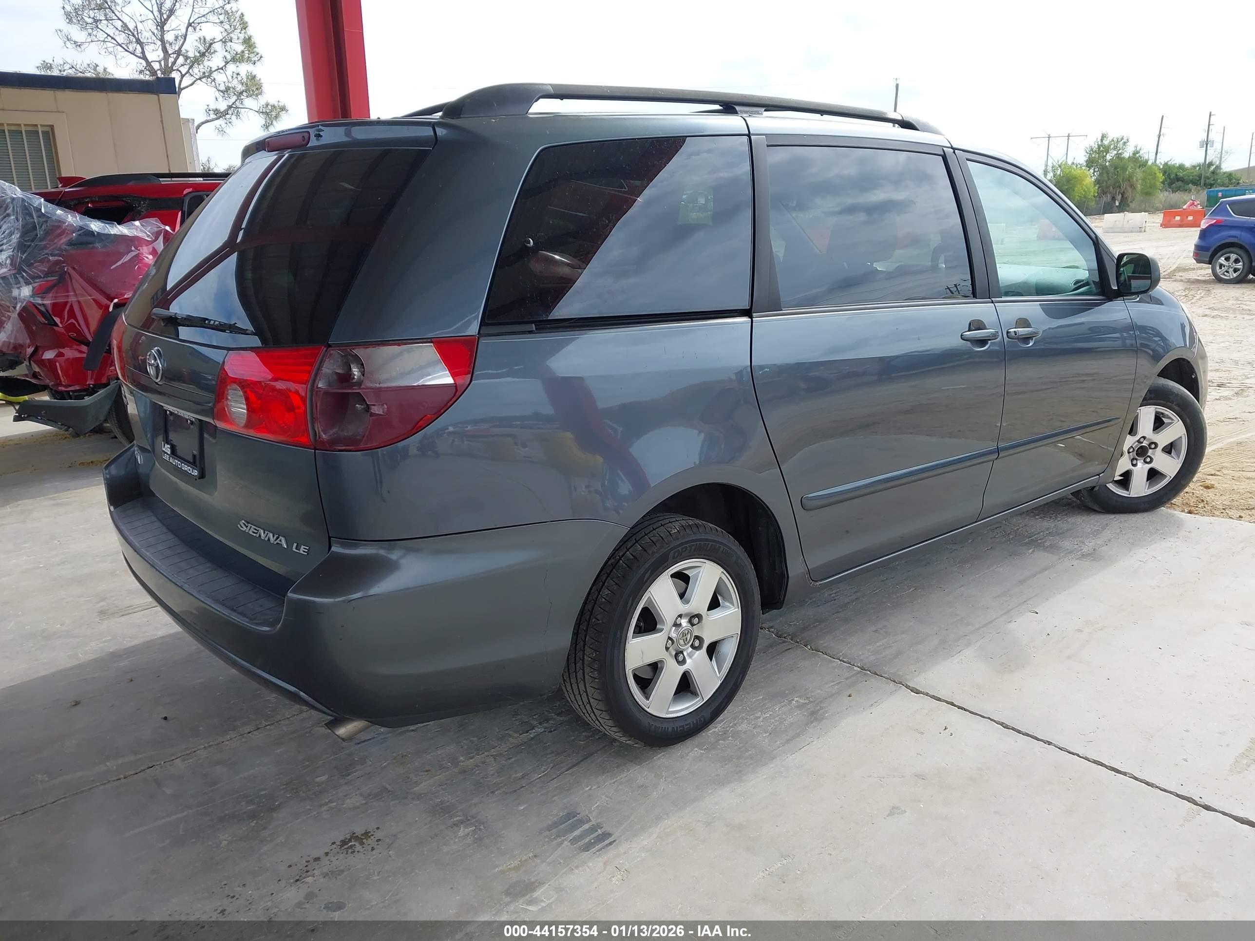TOYOTA SIENNA image 4