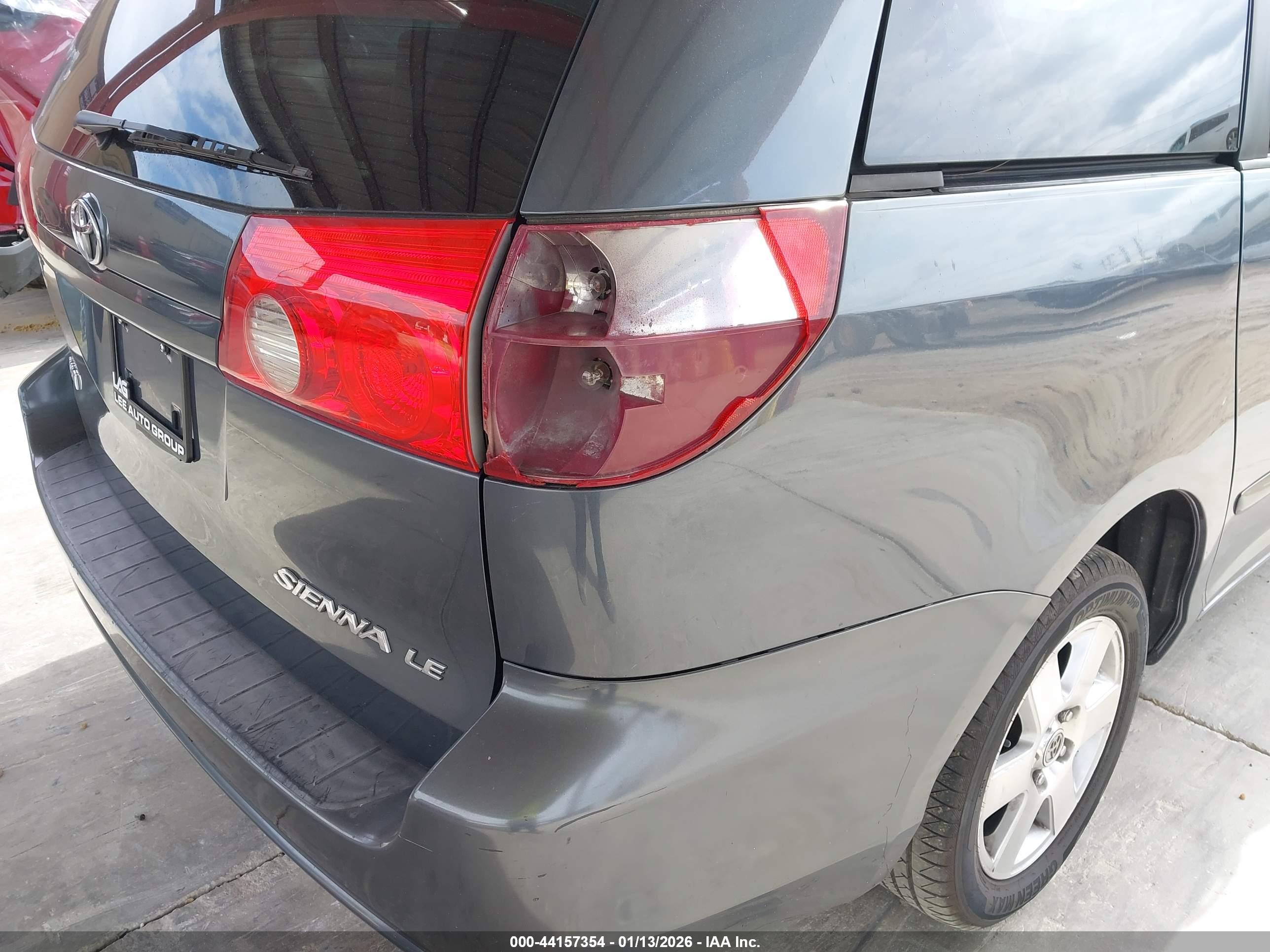 TOYOTA SIENNA image 6