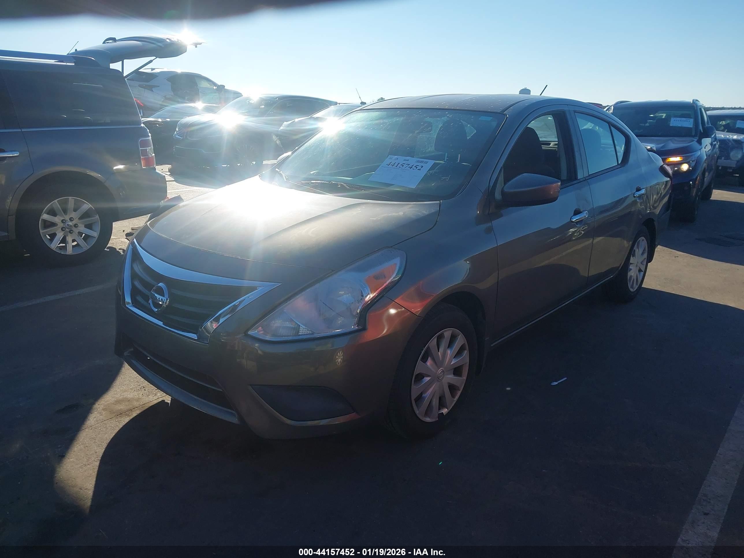 NISSAN VERSA image 2