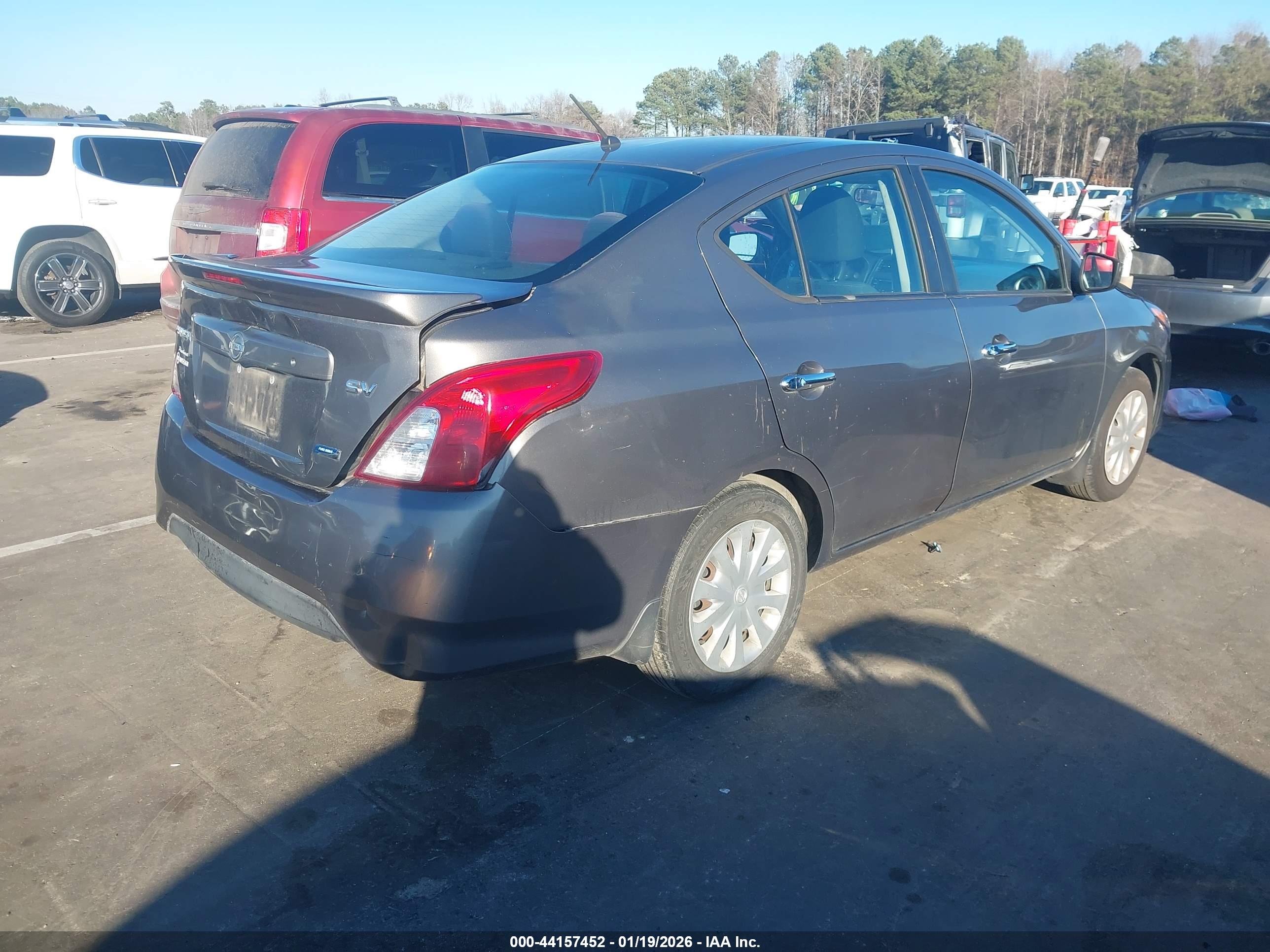 NISSAN VERSA image 4