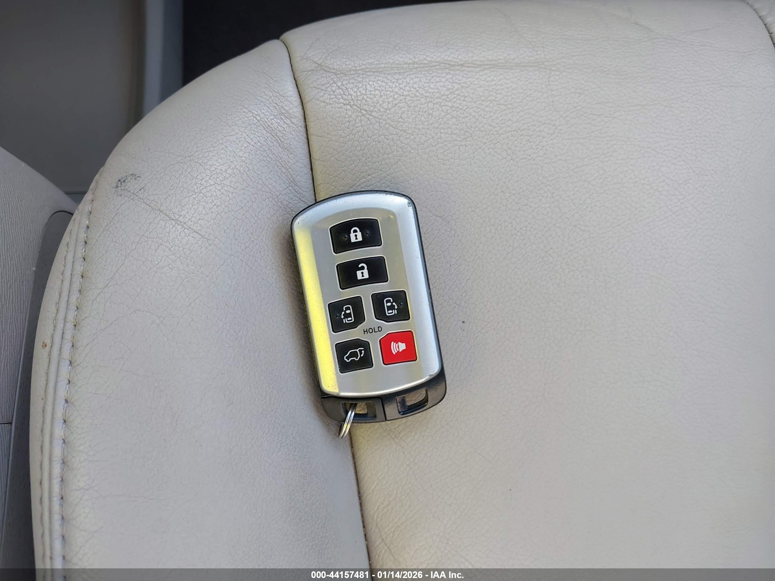 TOYOTA SIENNA image 11