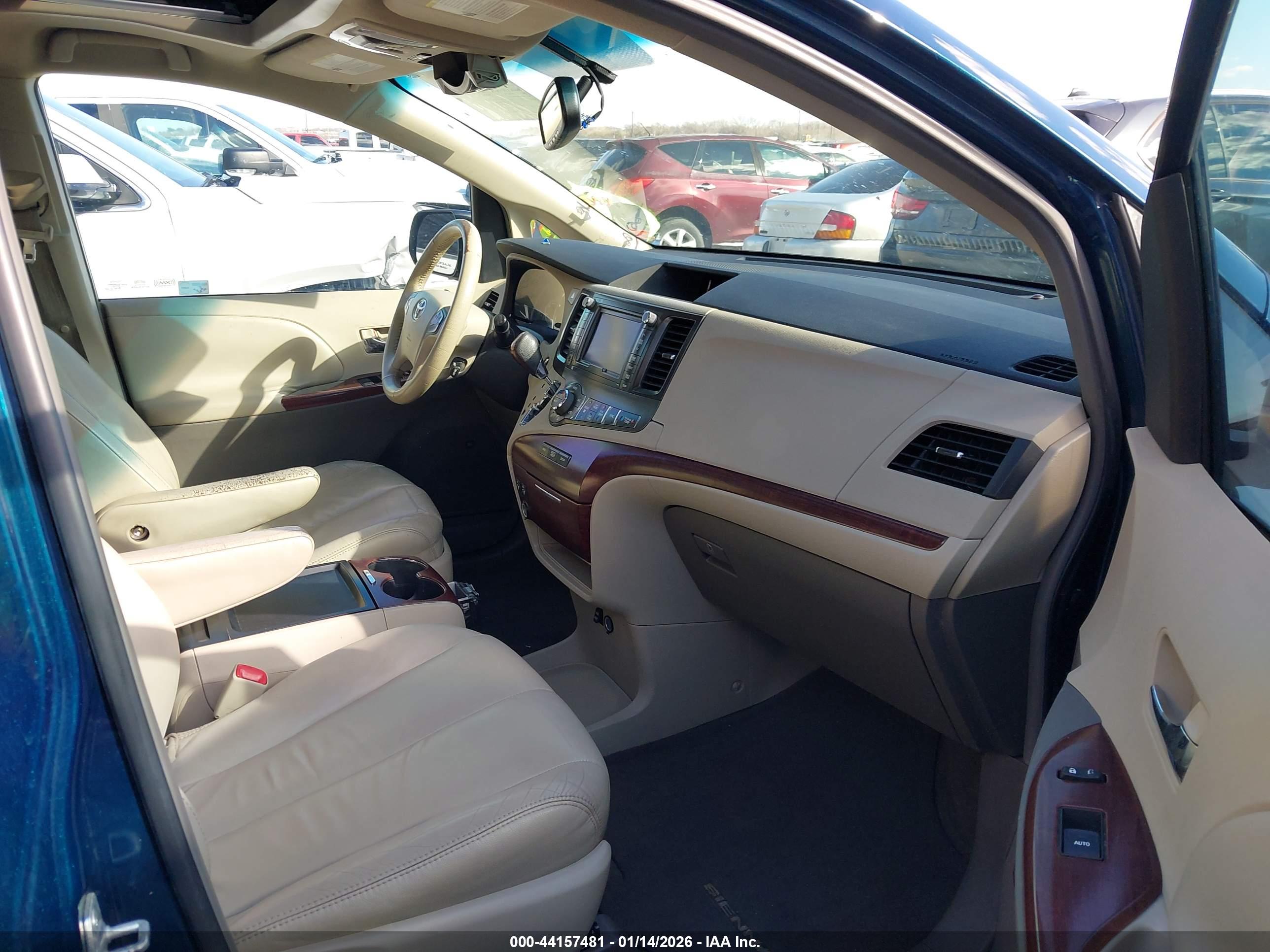 TOYOTA SIENNA image 5