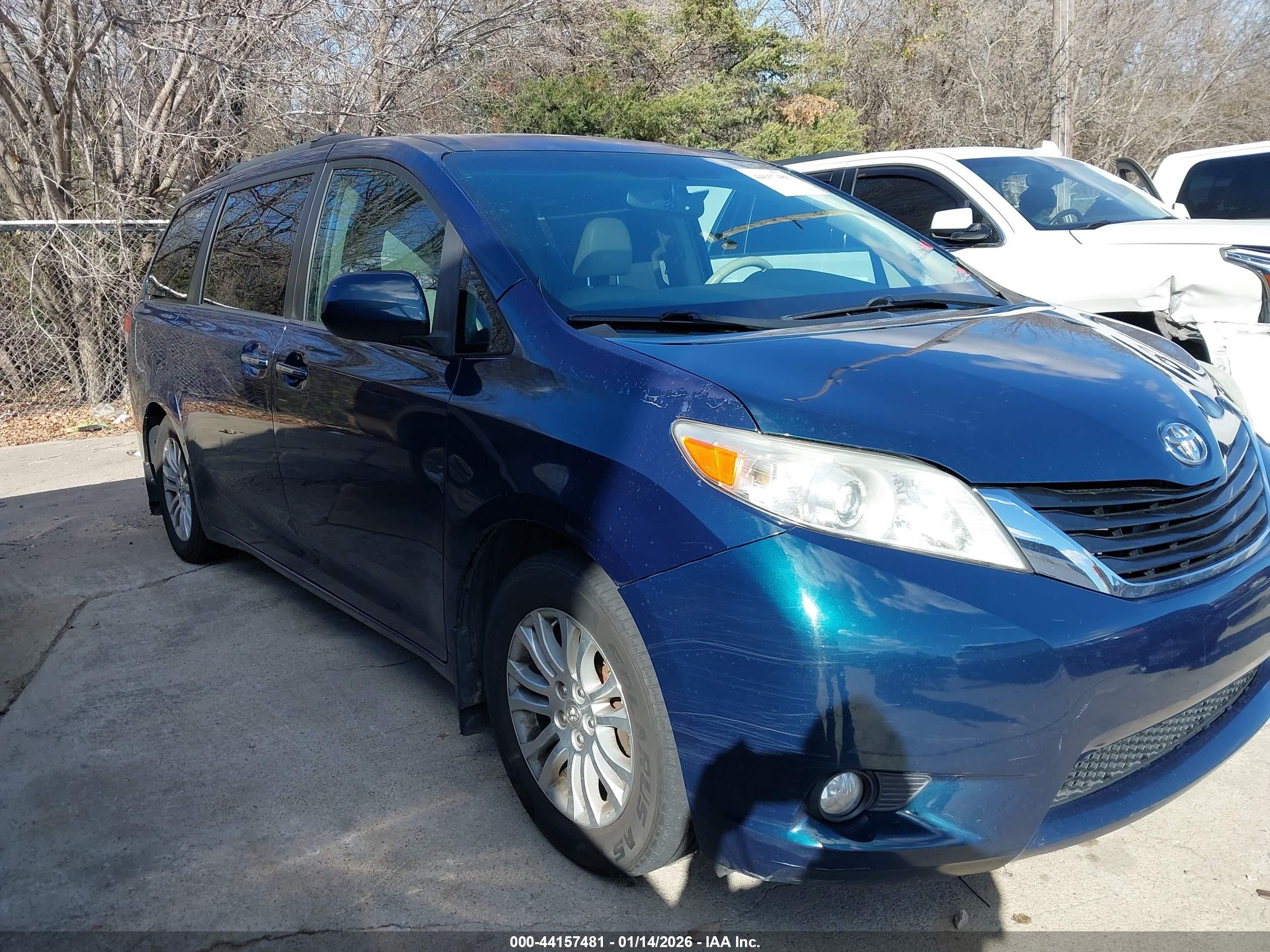 TOYOTA SIENNA image 6