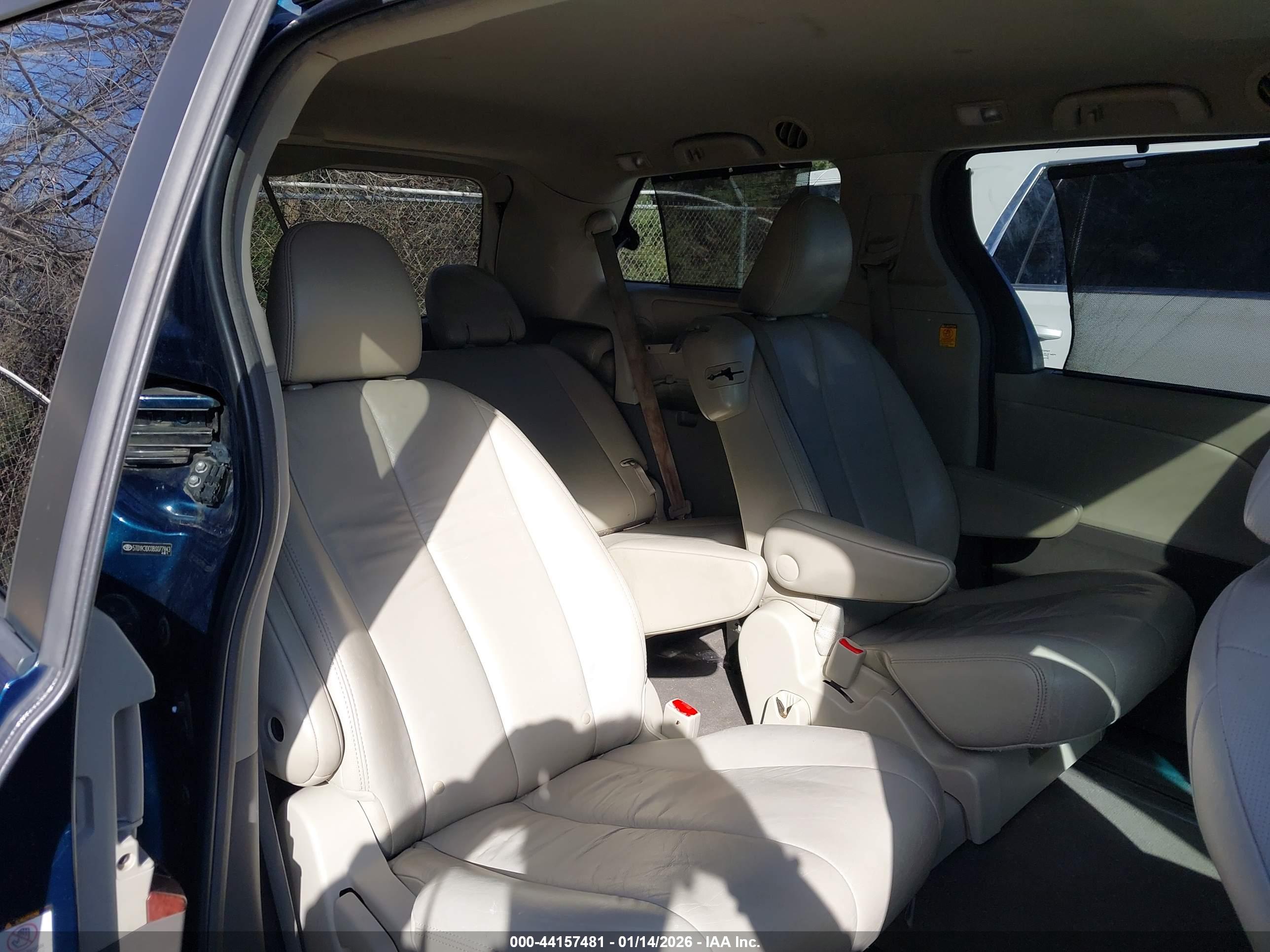 TOYOTA SIENNA image 8