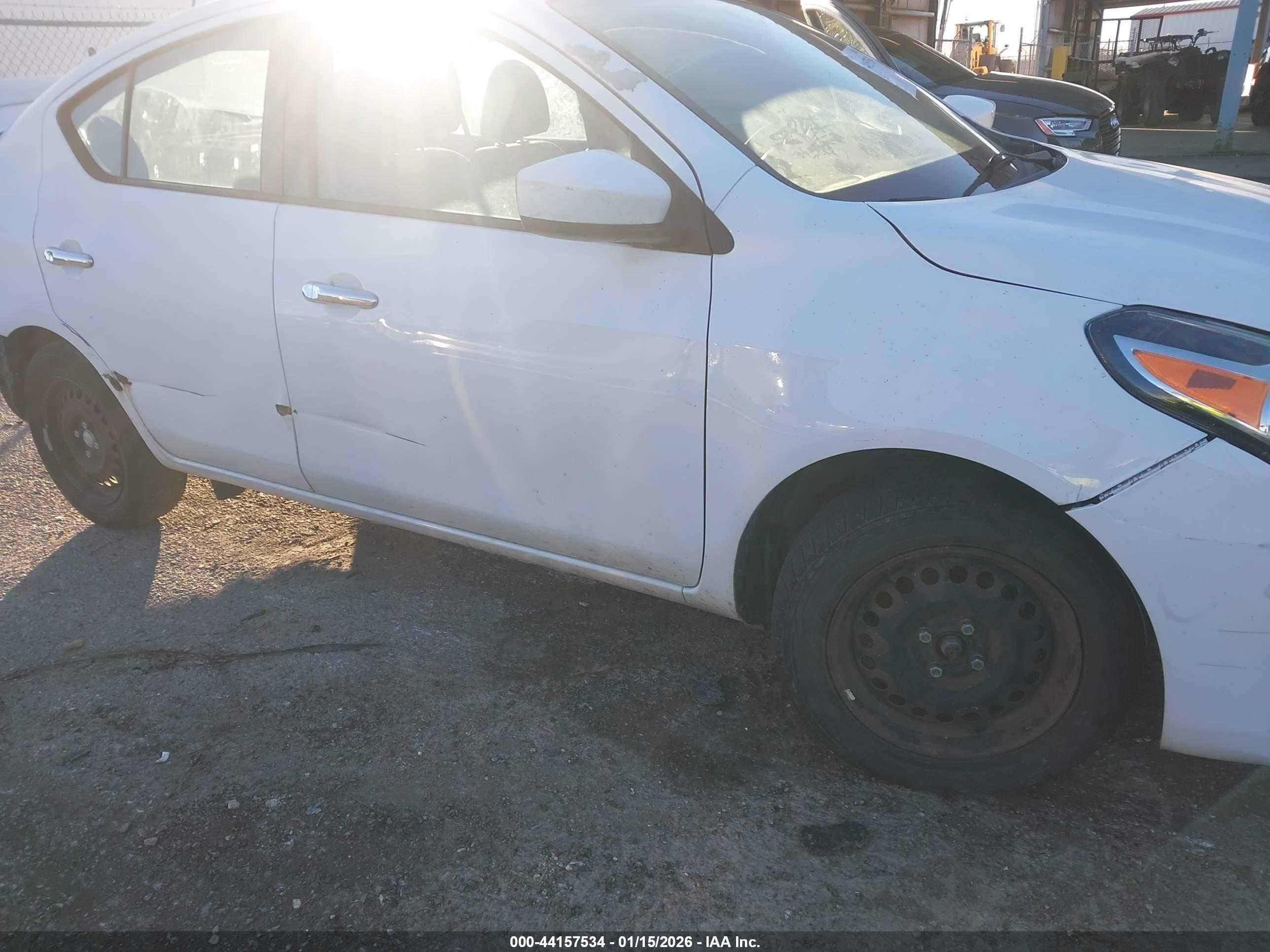 NISSAN VERSA image 6