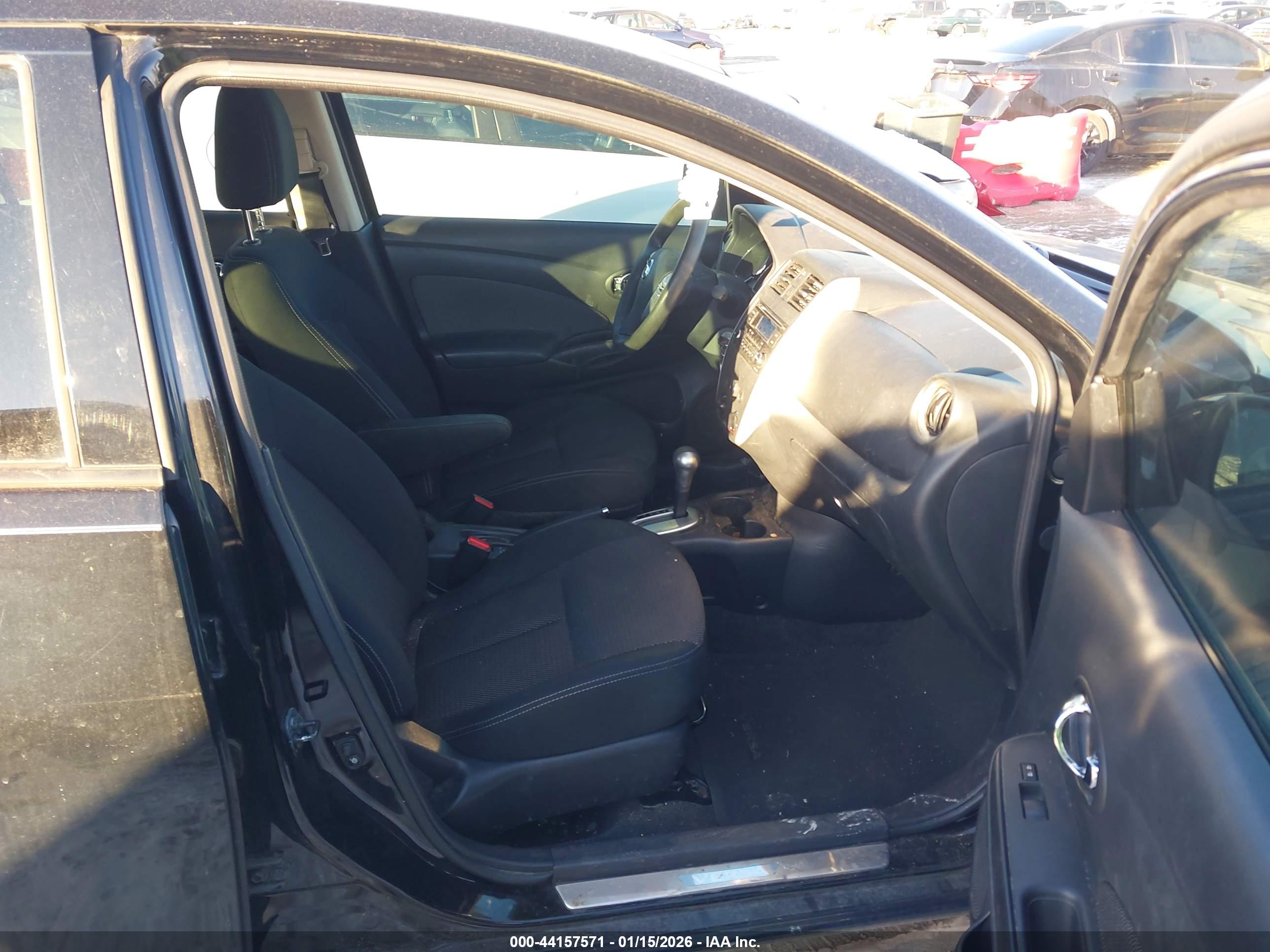 NISSAN VERSA image 5