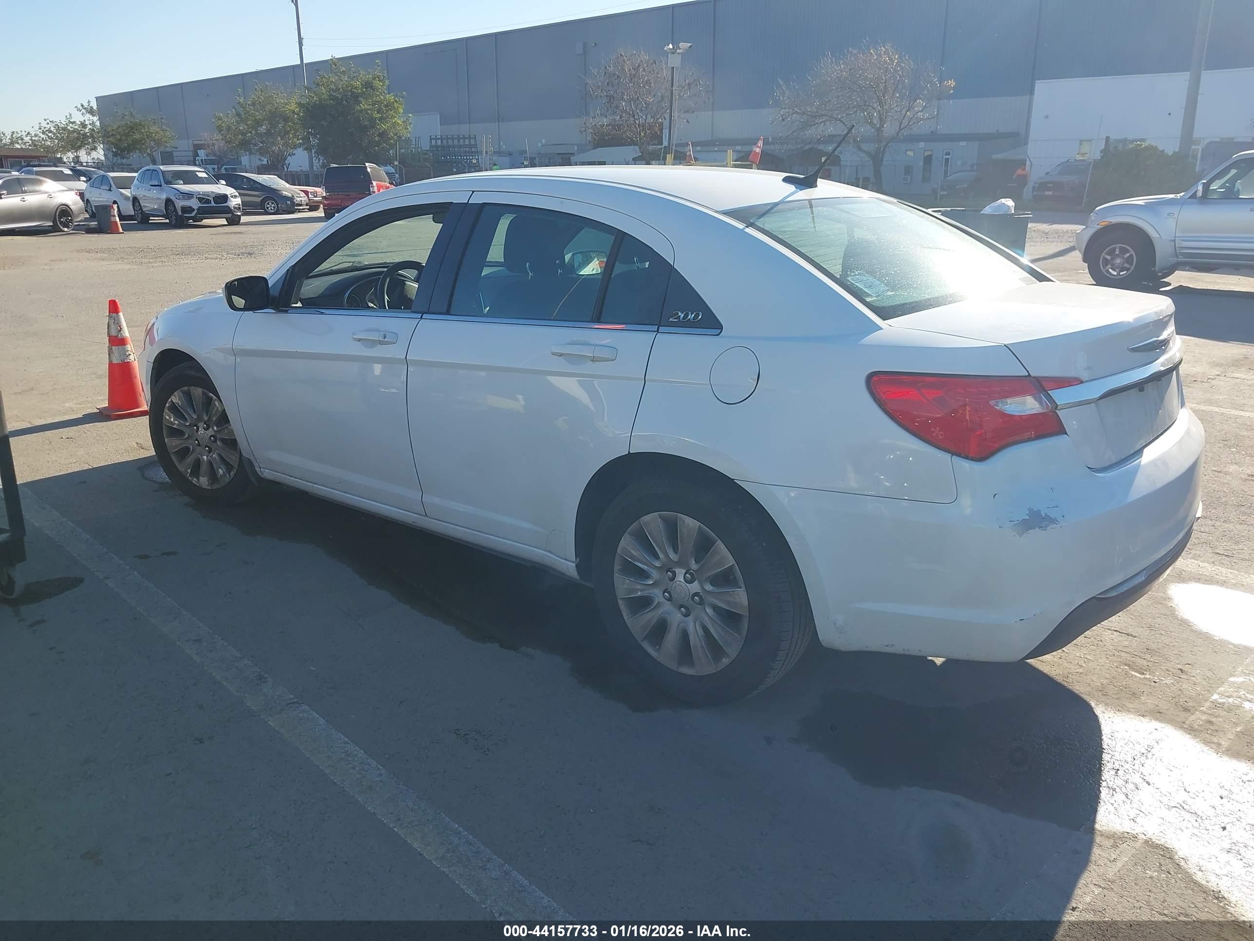 CHRYSLER 200 image 3
