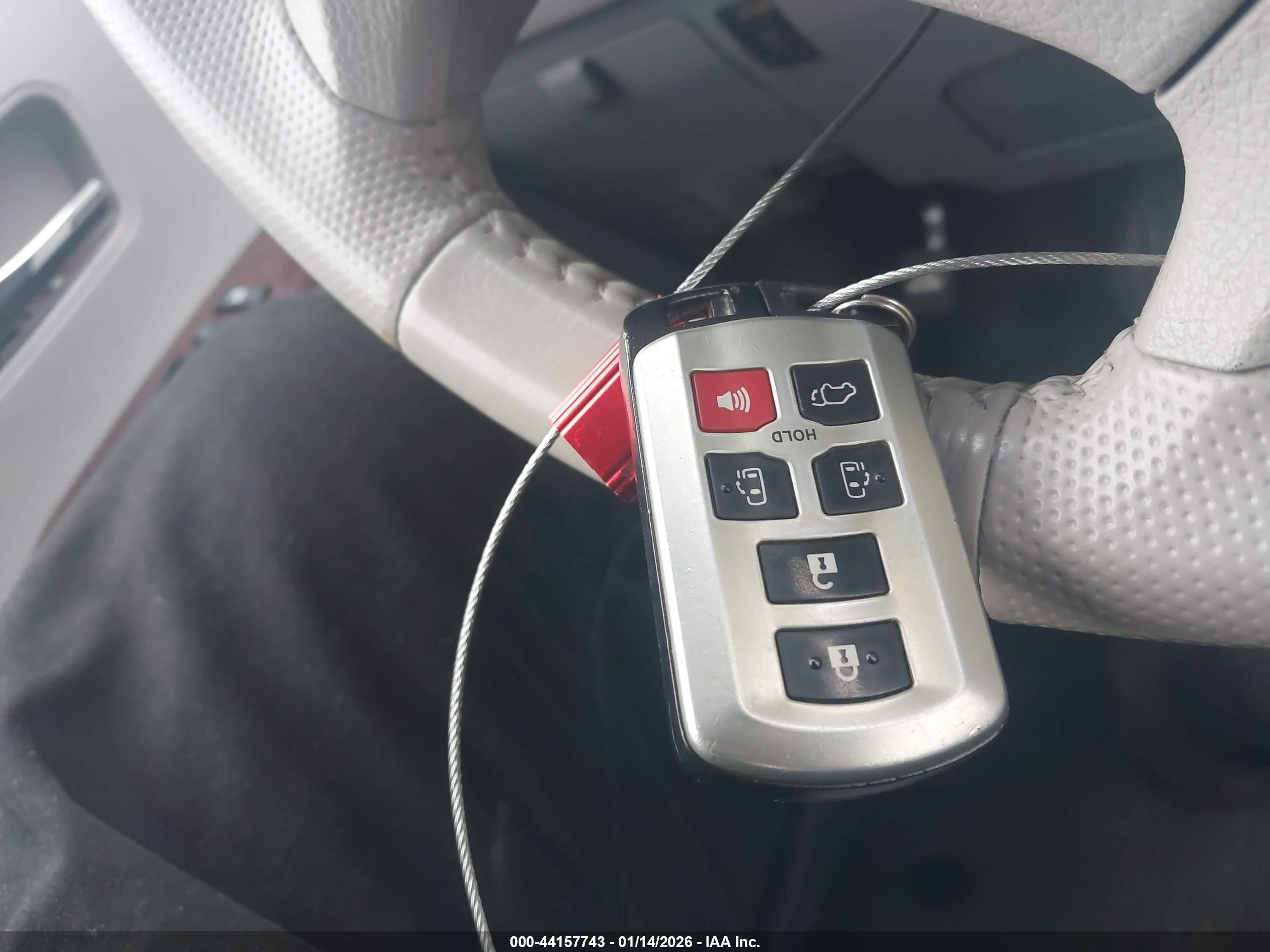 TOYOTA SIENNA image 11