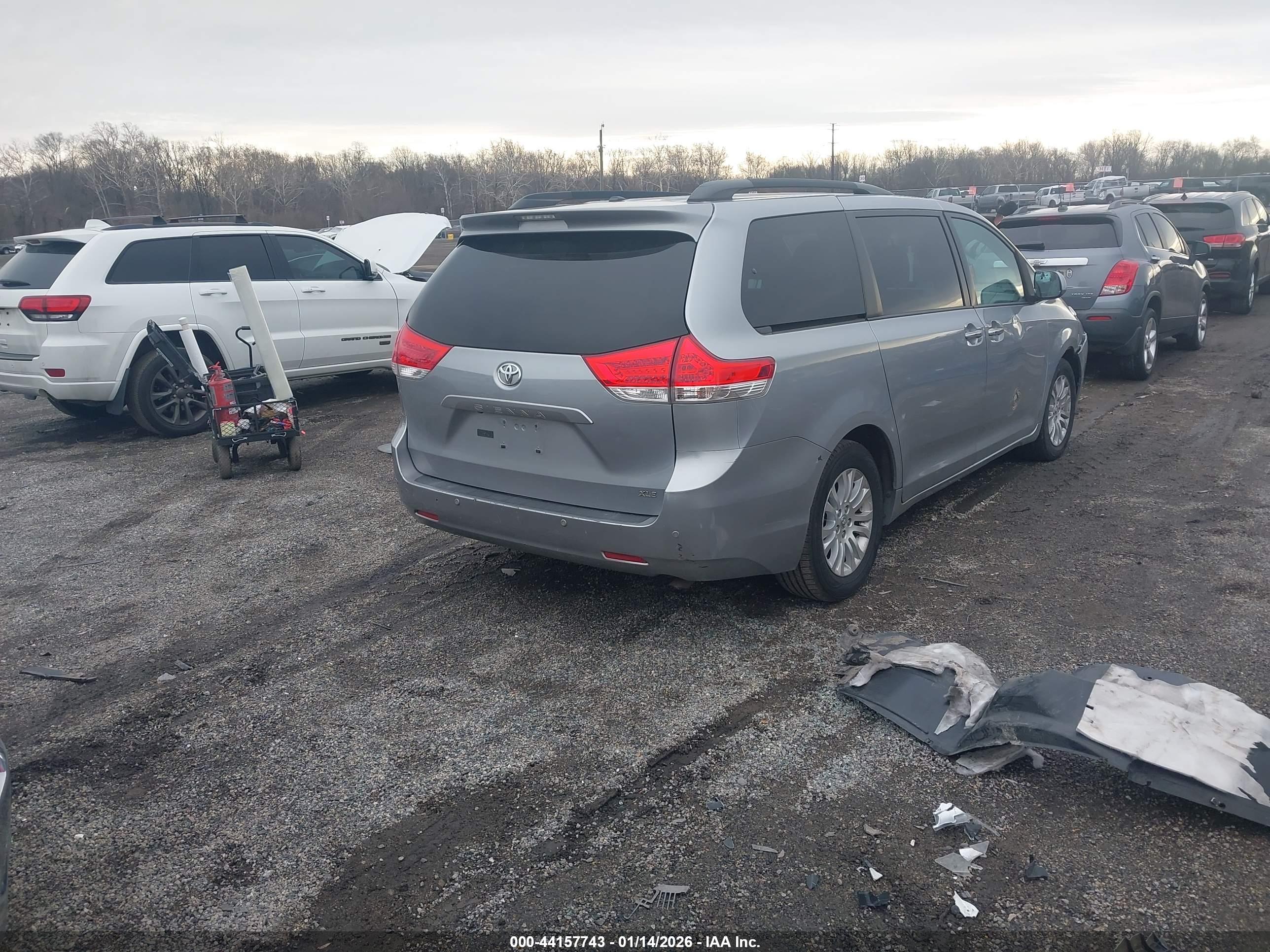 TOYOTA SIENNA image 4