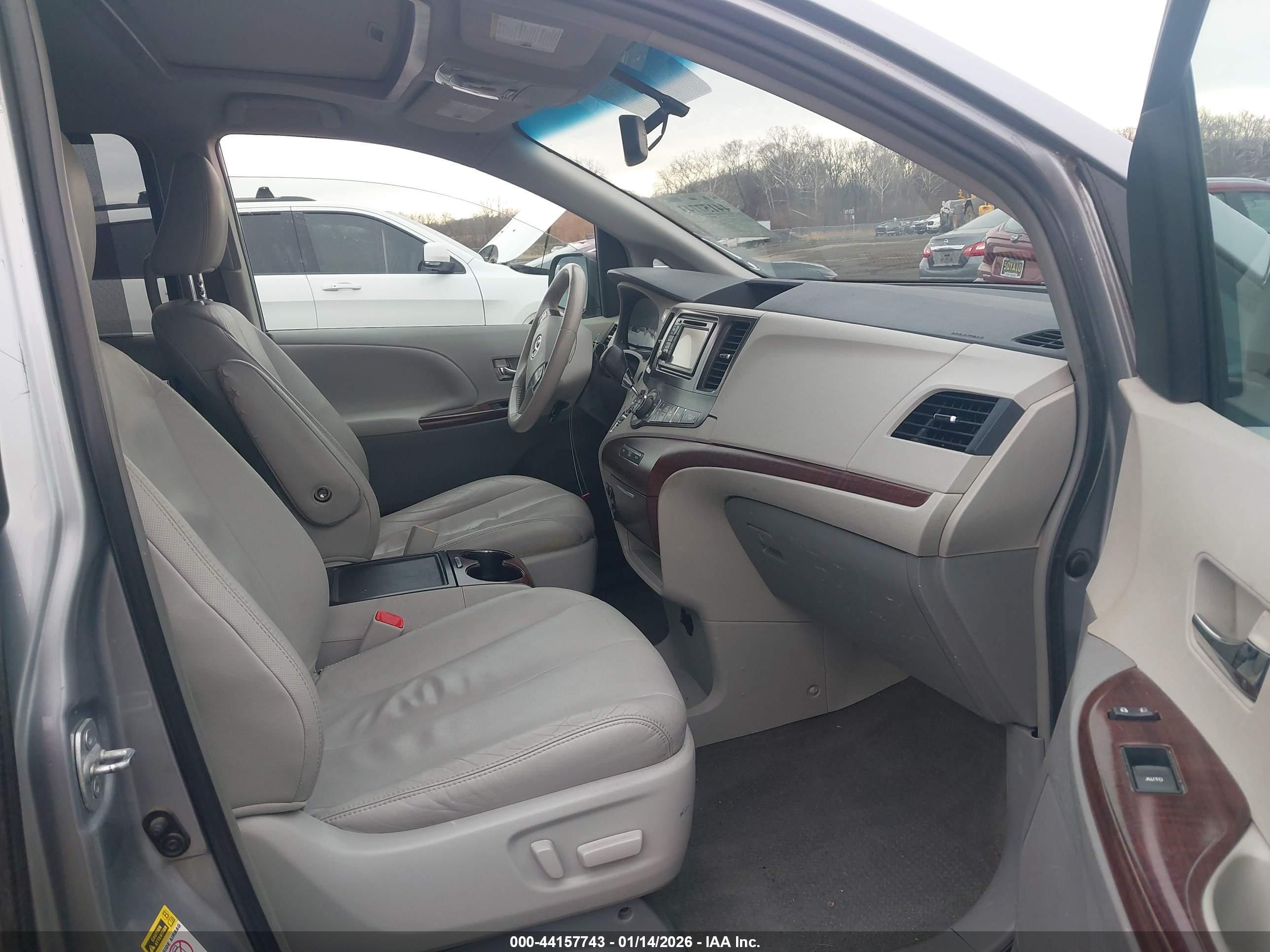 TOYOTA SIENNA image 5