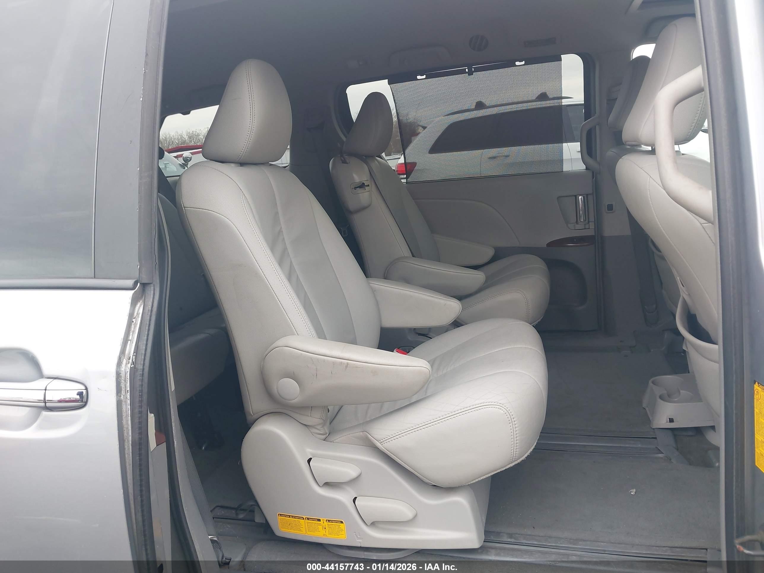 TOYOTA SIENNA image 8
