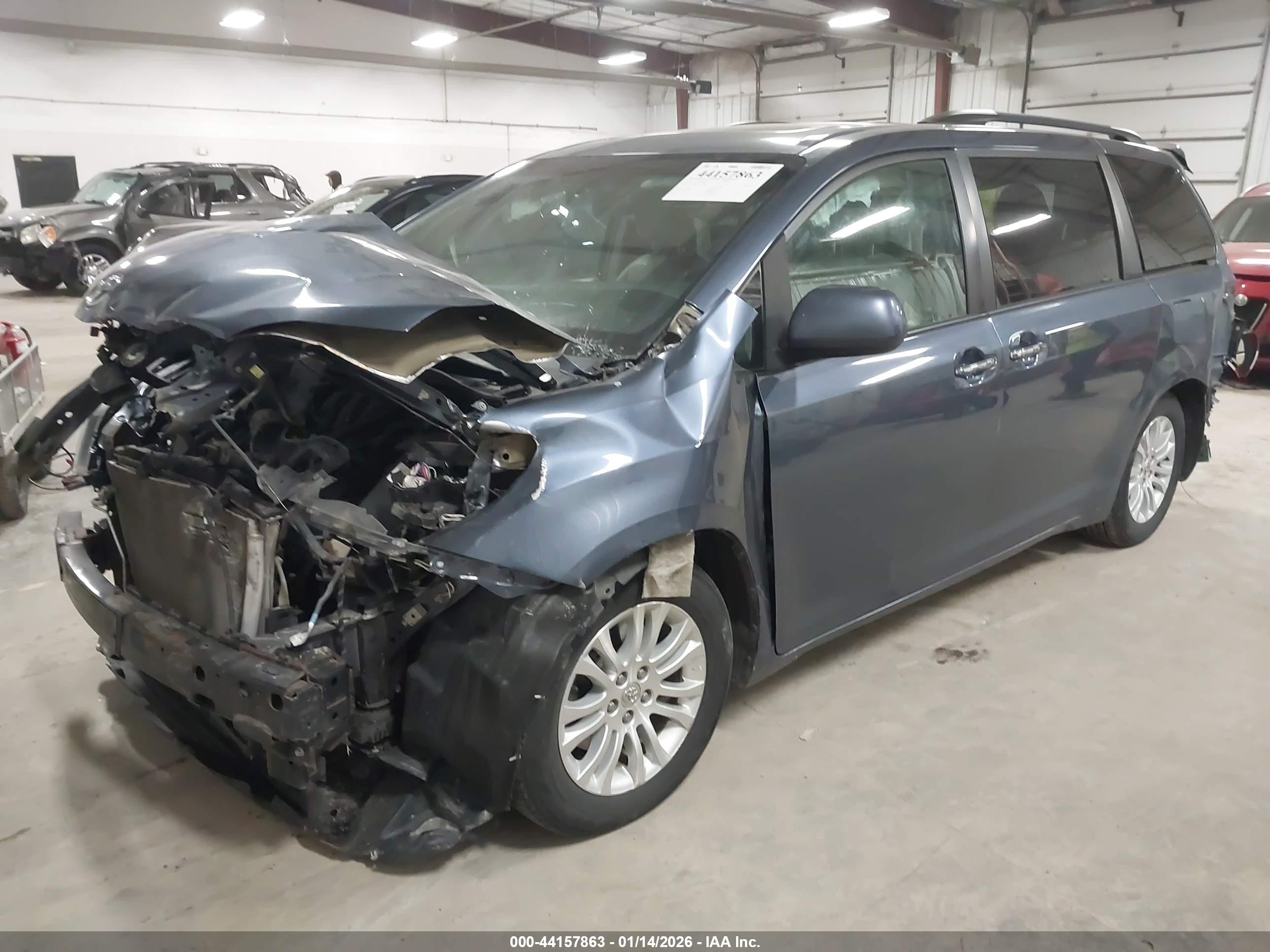 TOYOTA SIENNA image 2