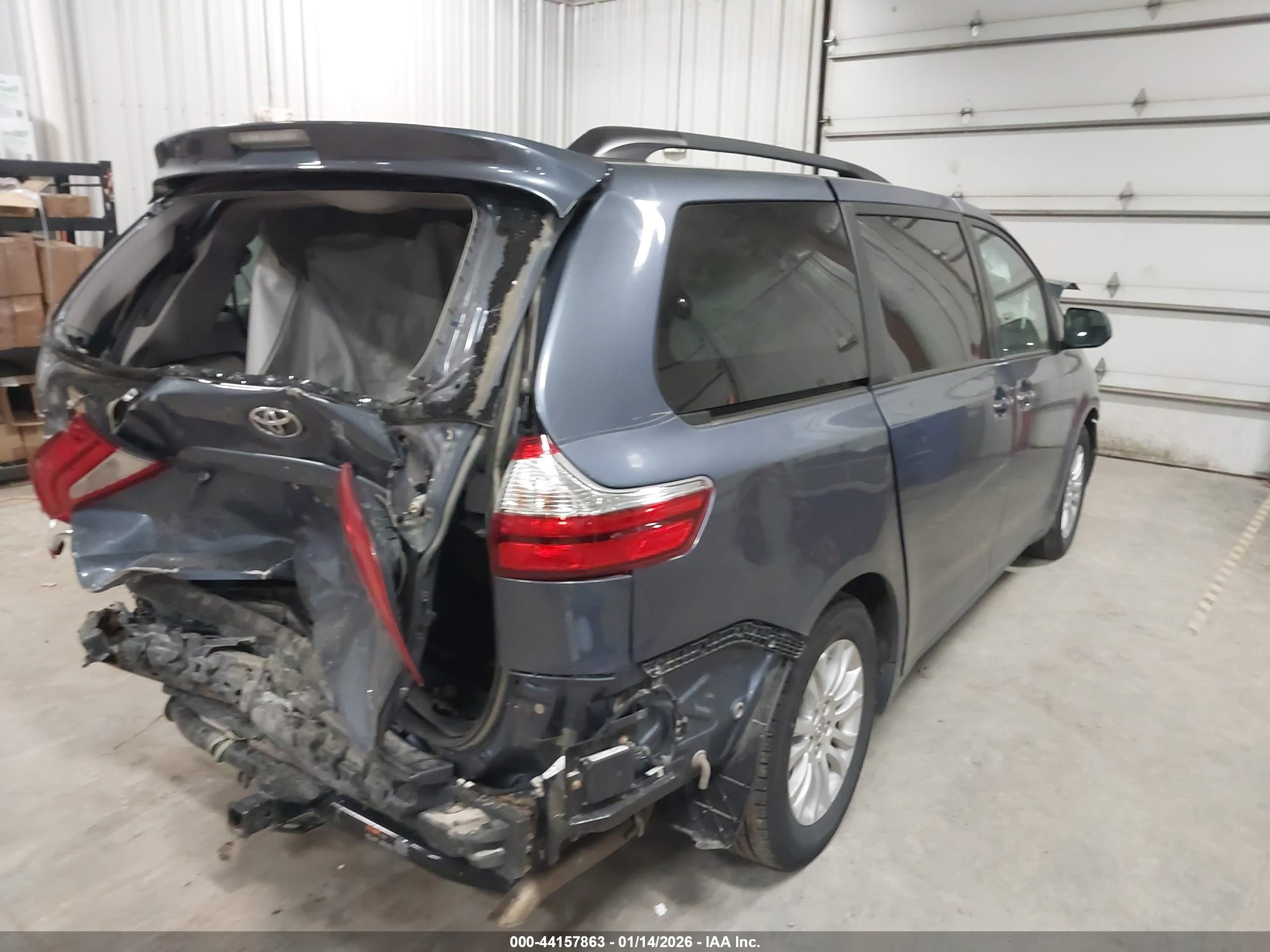 TOYOTA SIENNA image 4