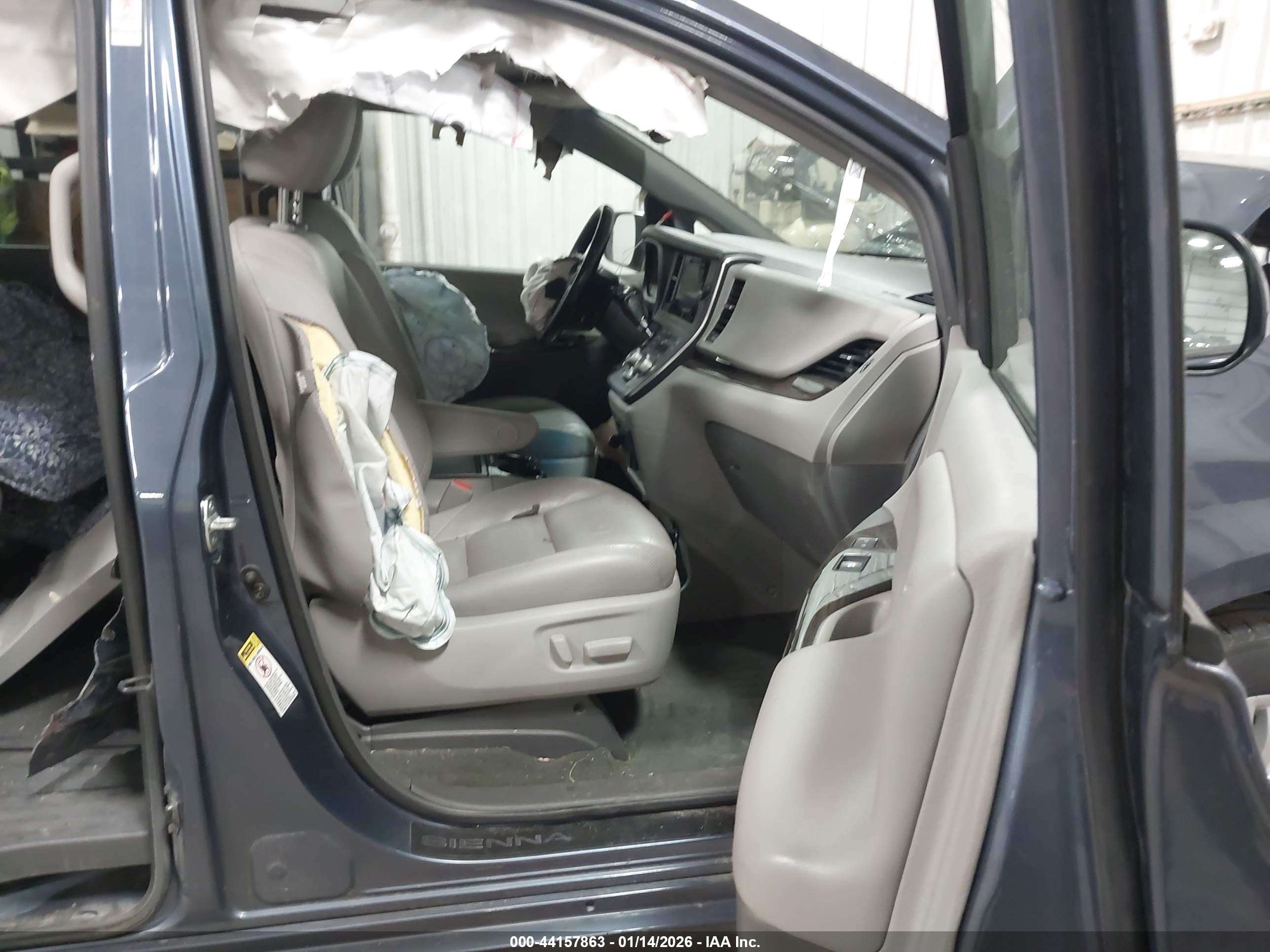 TOYOTA SIENNA image 5