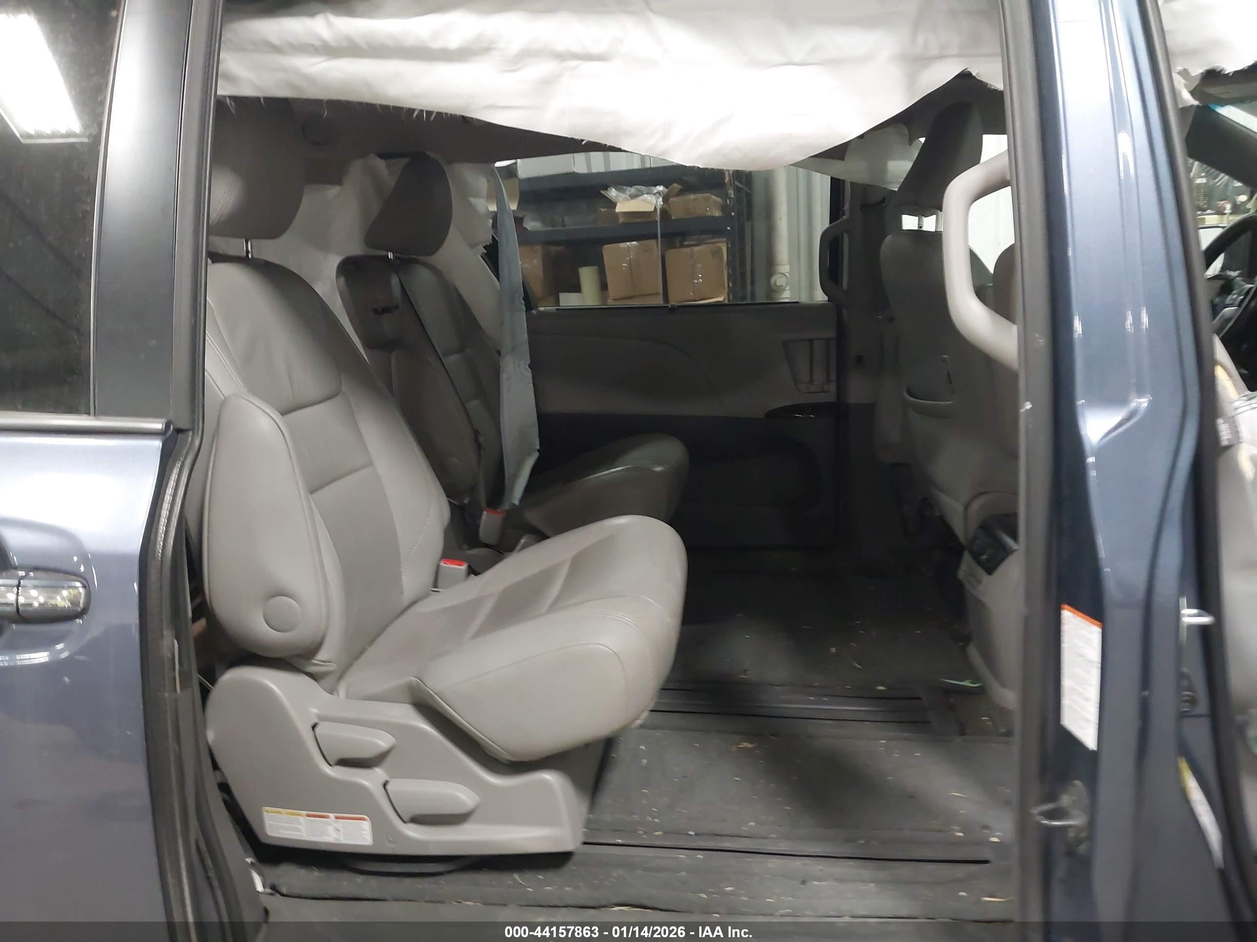 TOYOTA SIENNA image 8