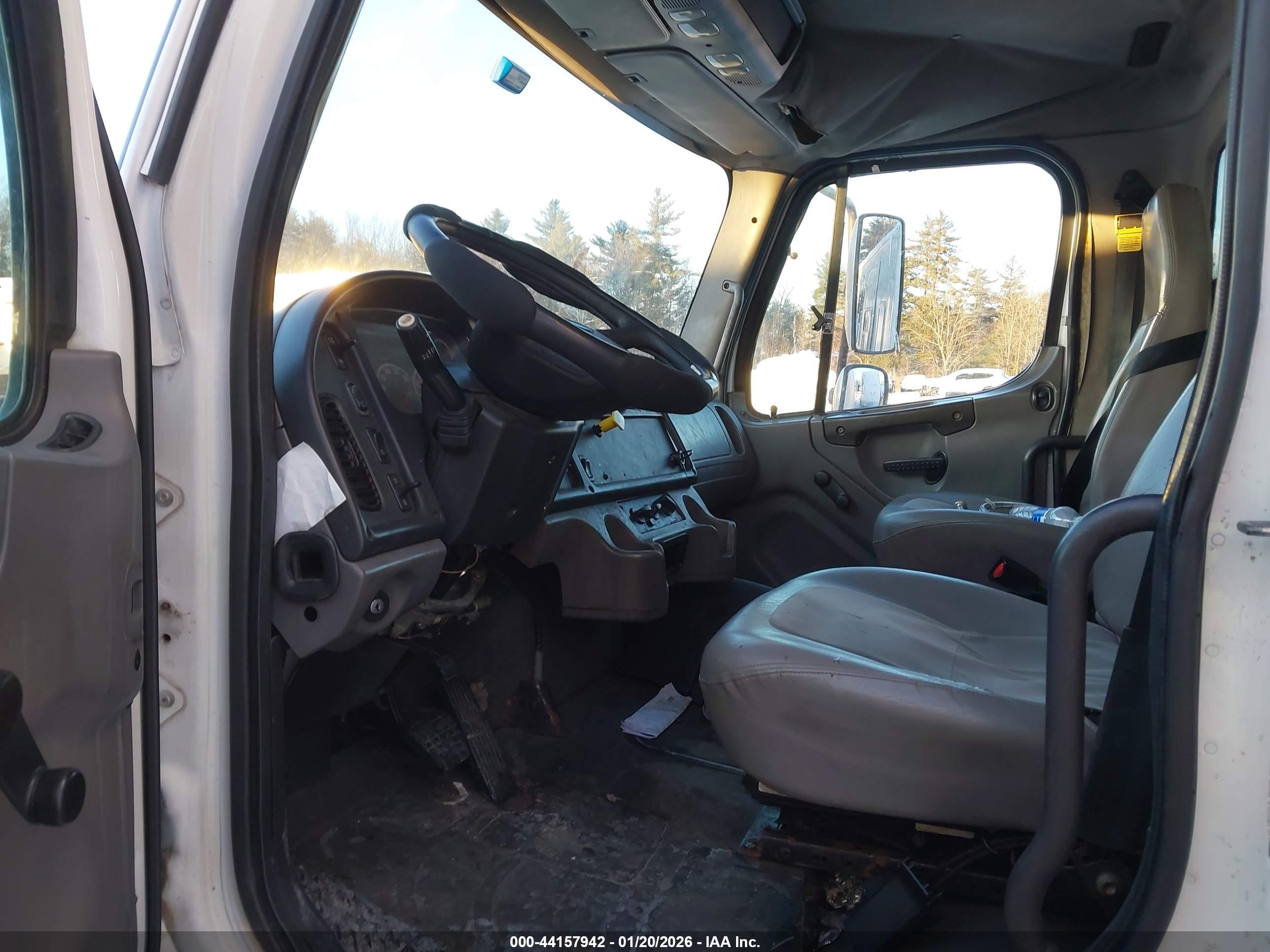 FREIGHTLINER M2 image 7