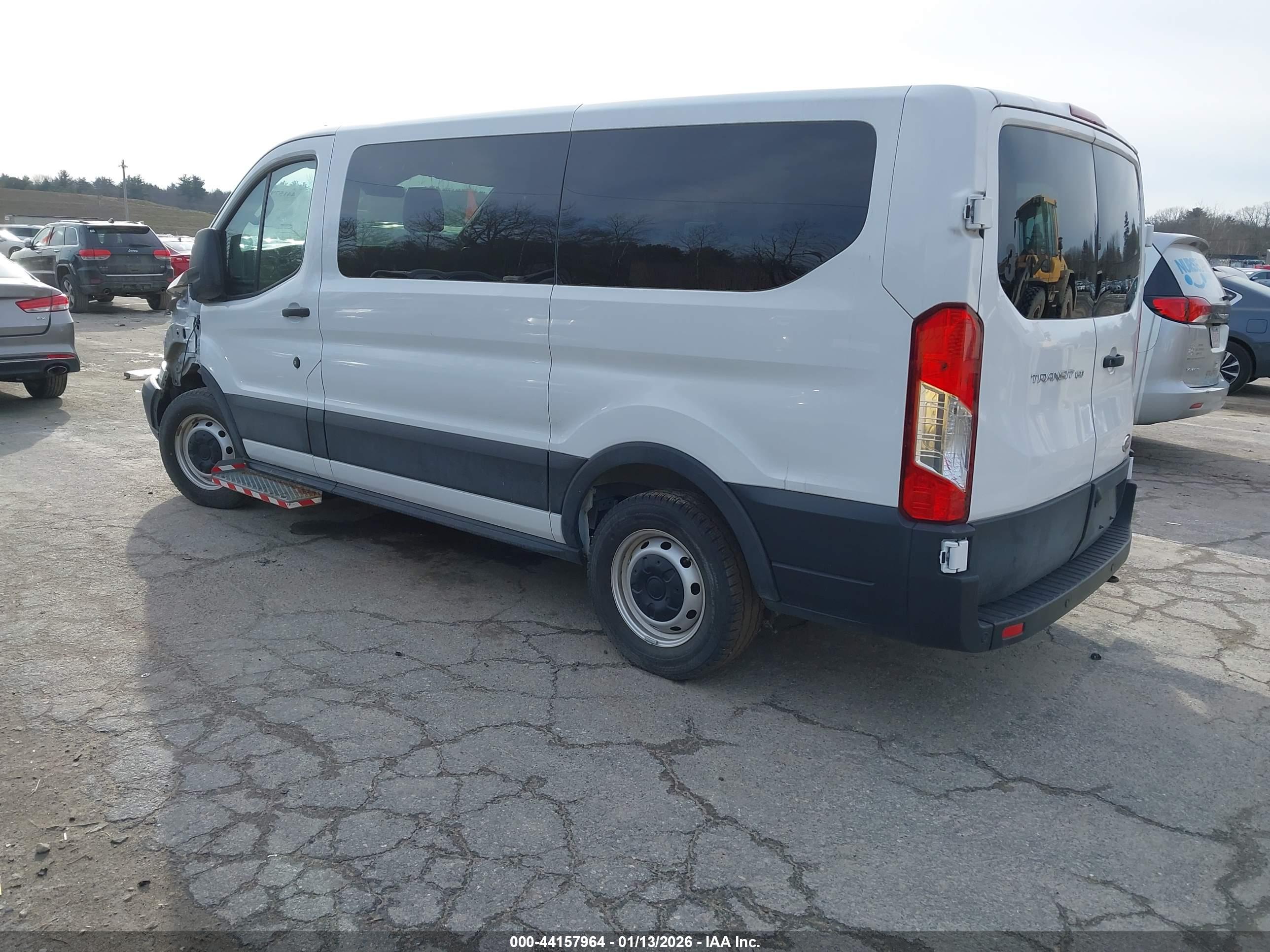 FORD TRANSIT-150 image 3