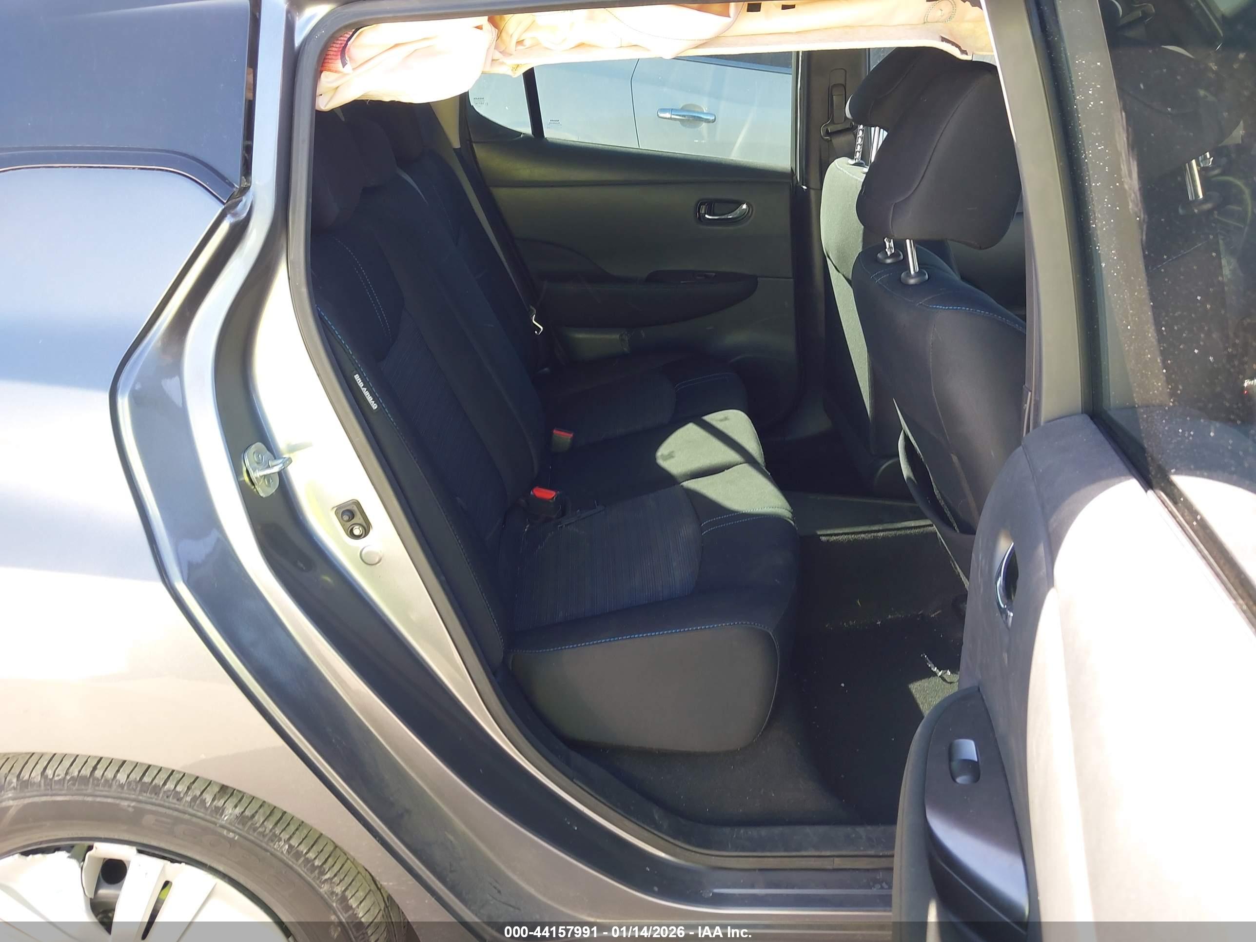 NISSAN LEAF image 8