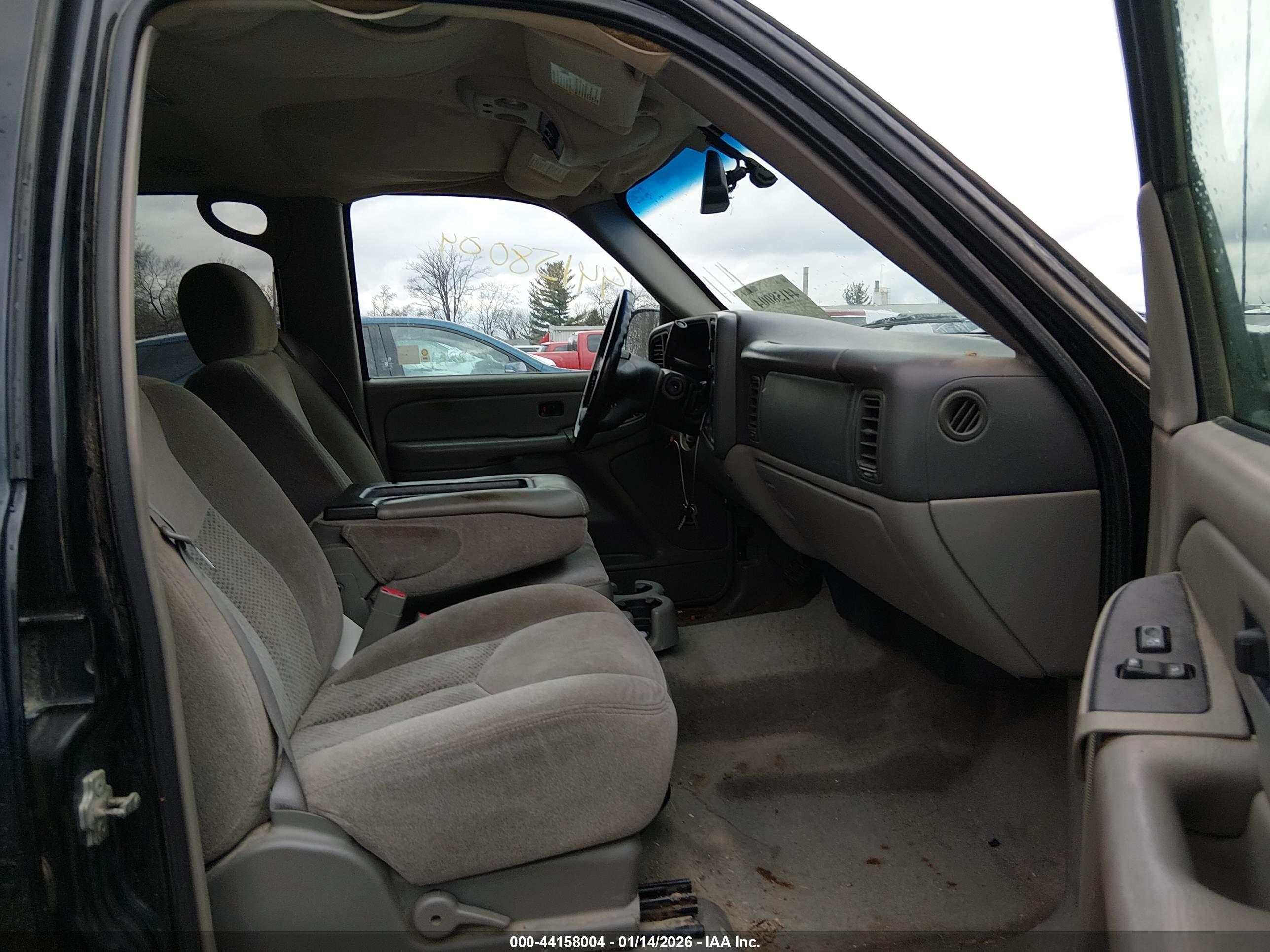 CHEVROLET SUBURBAN image 5