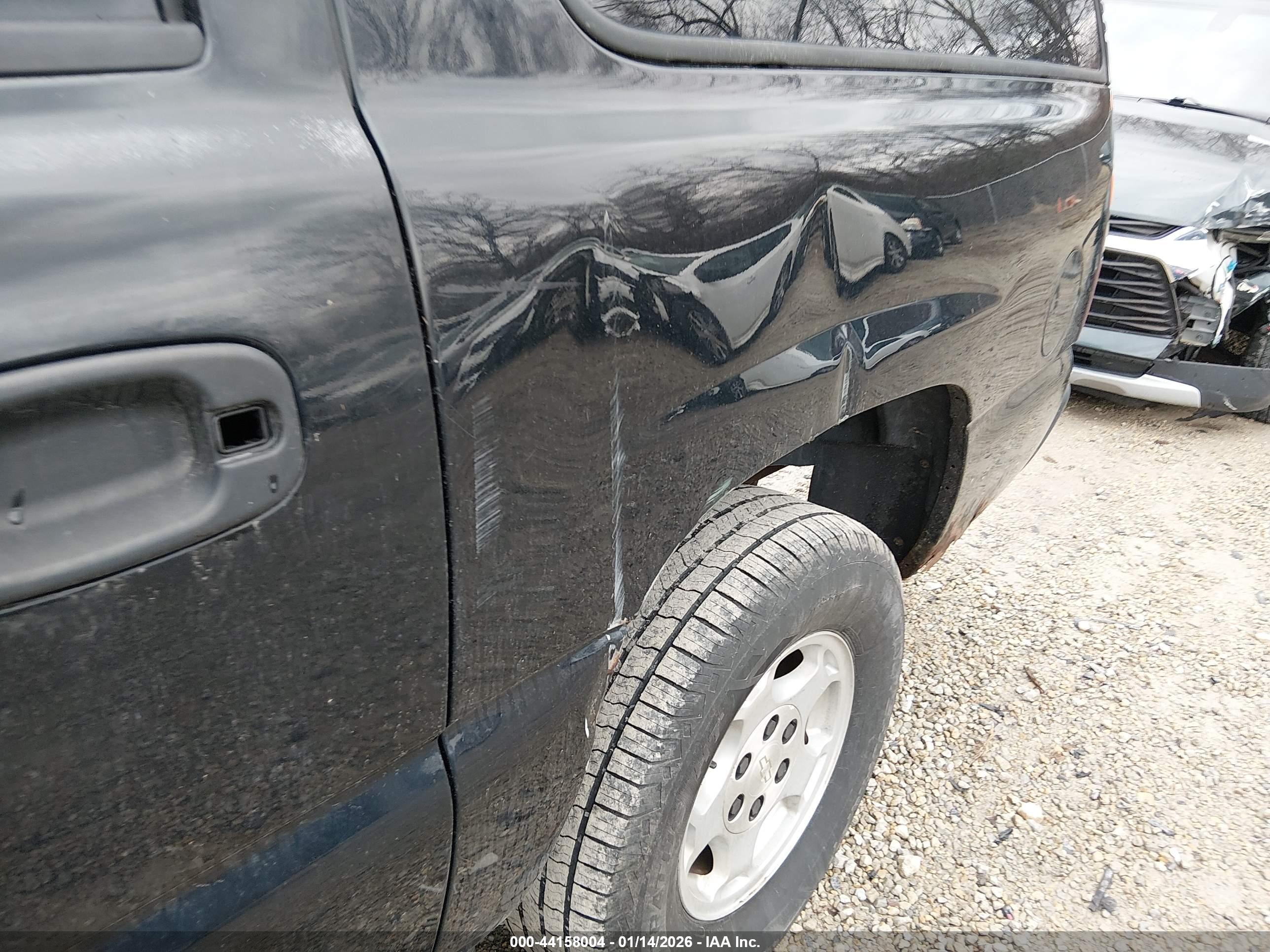 CHEVROLET SUBURBAN image 6