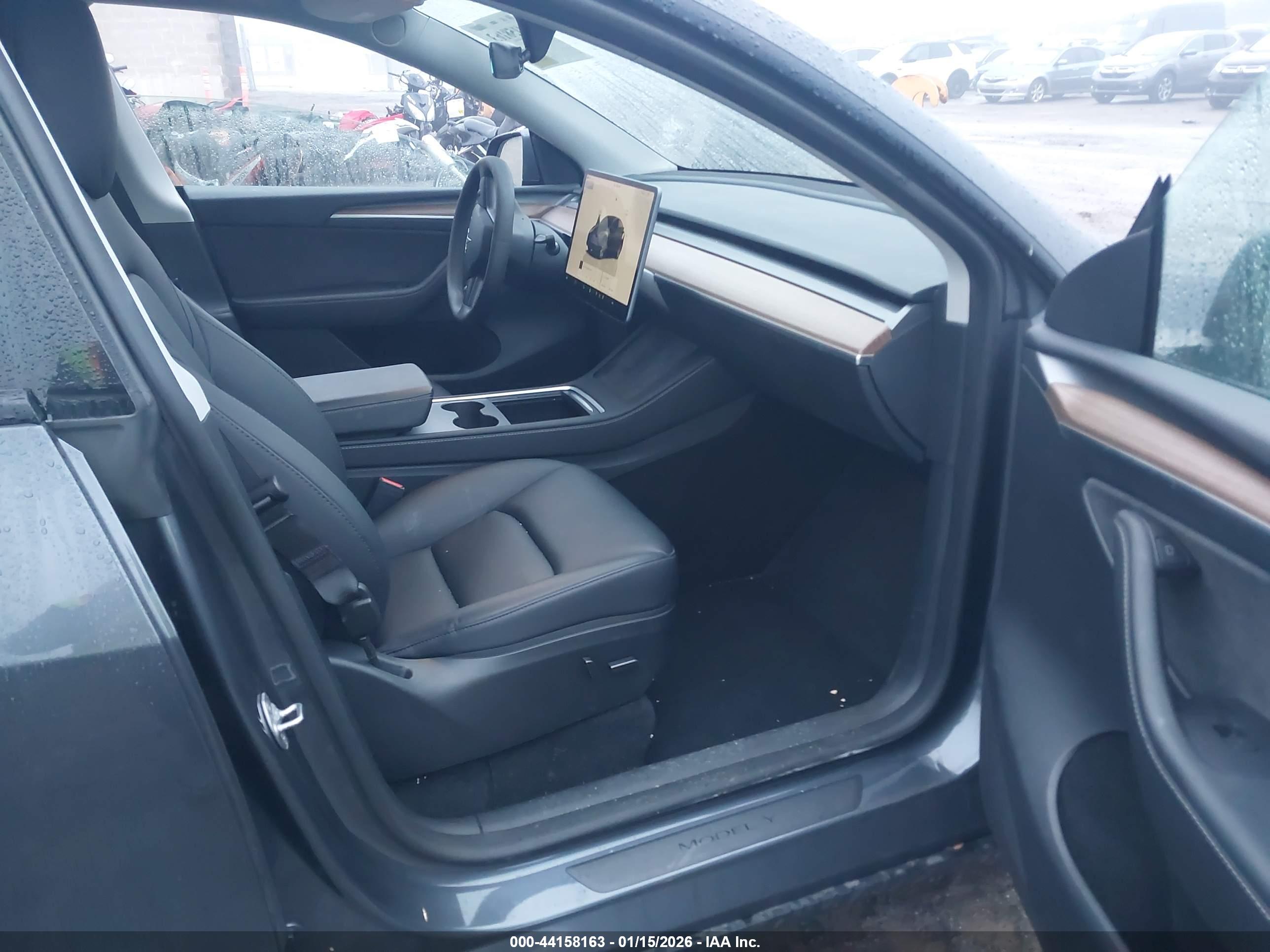 TESLA MODEL image 5