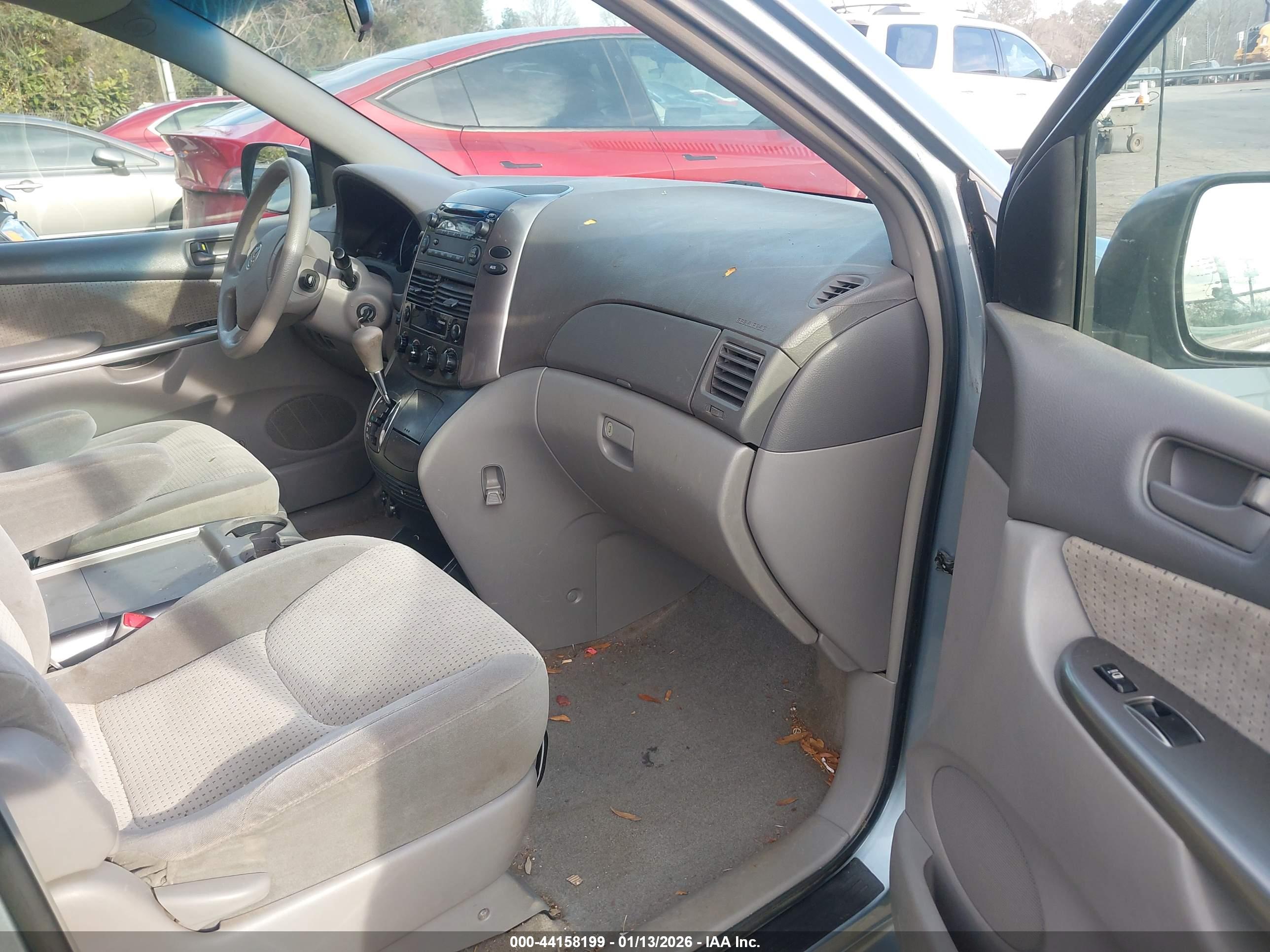 TOYOTA SIENNA image 5