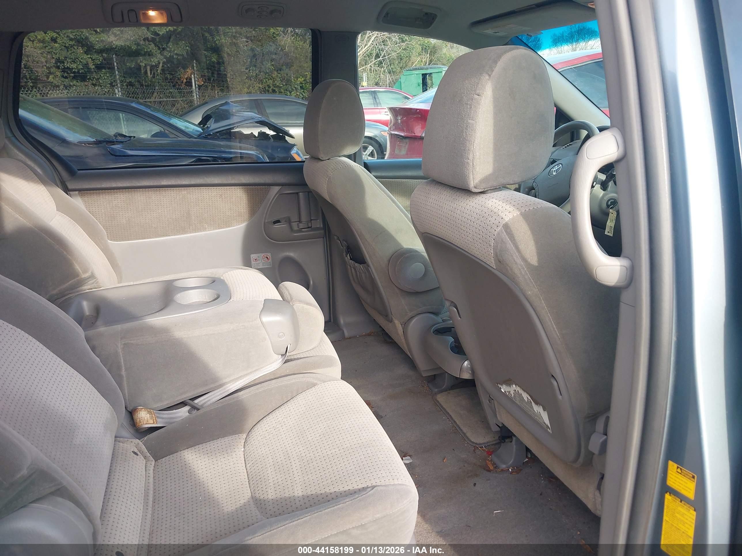 TOYOTA SIENNA image 8