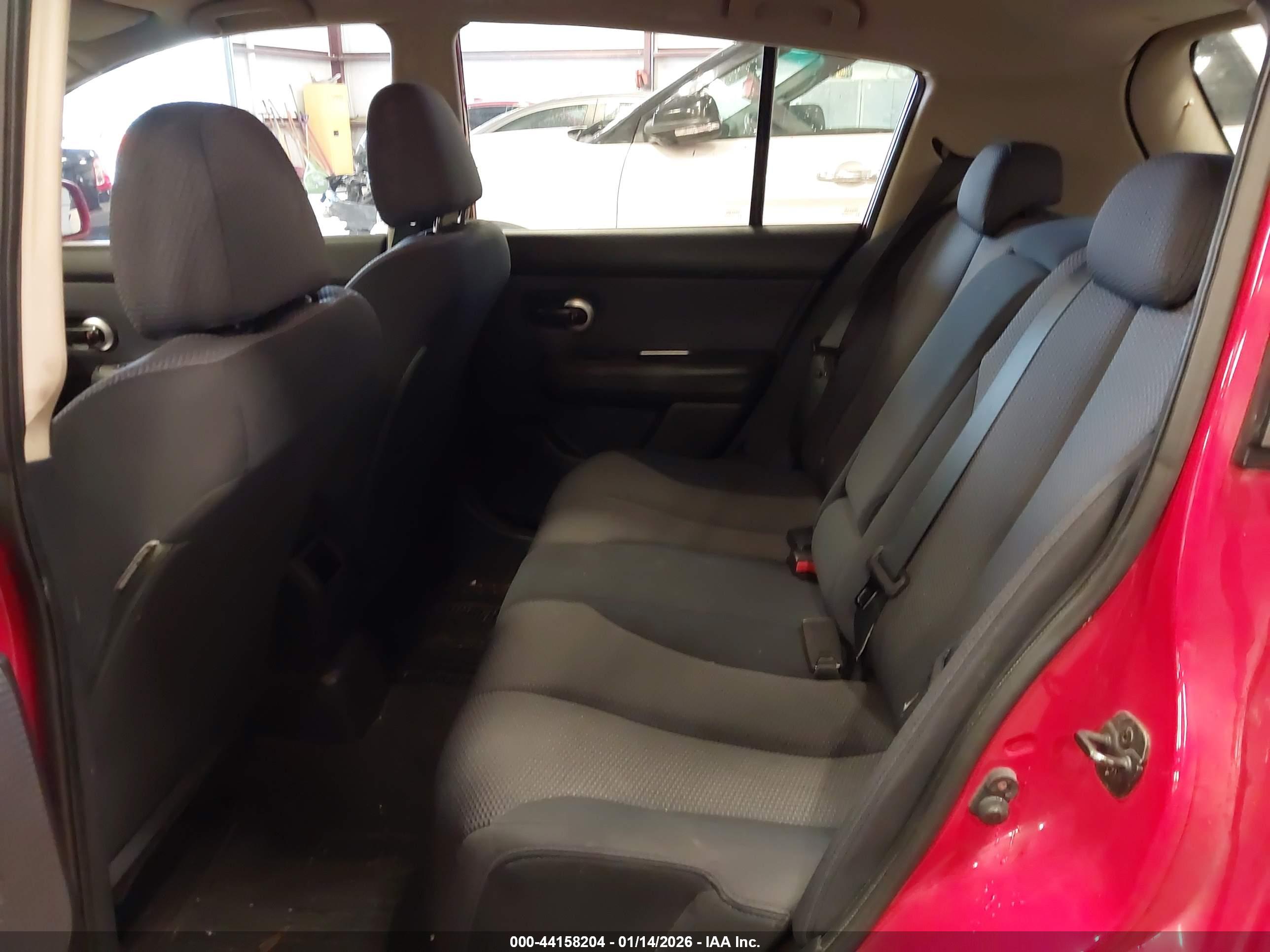 NISSAN VERSA image 8