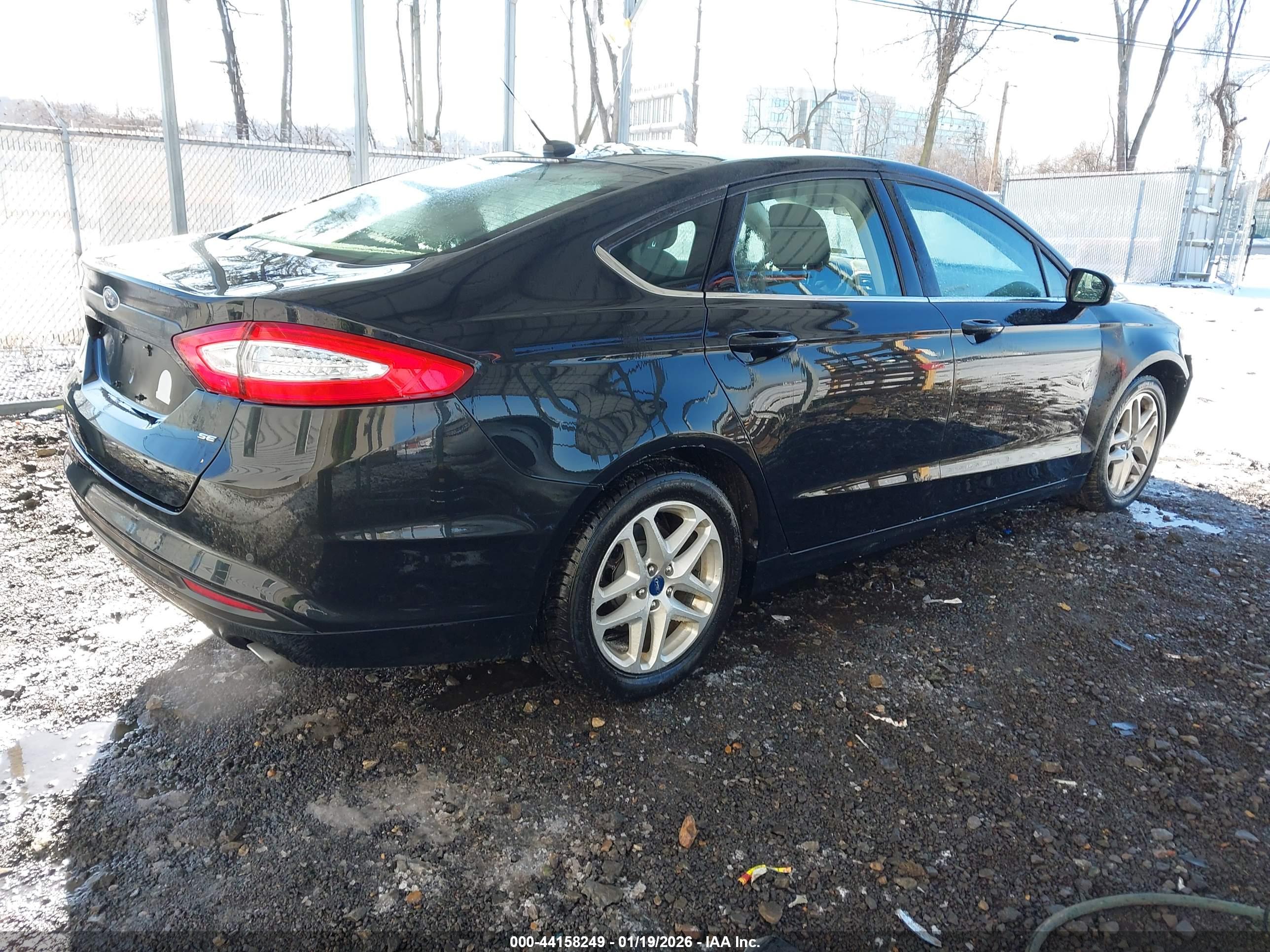 FORD FUSION image 4