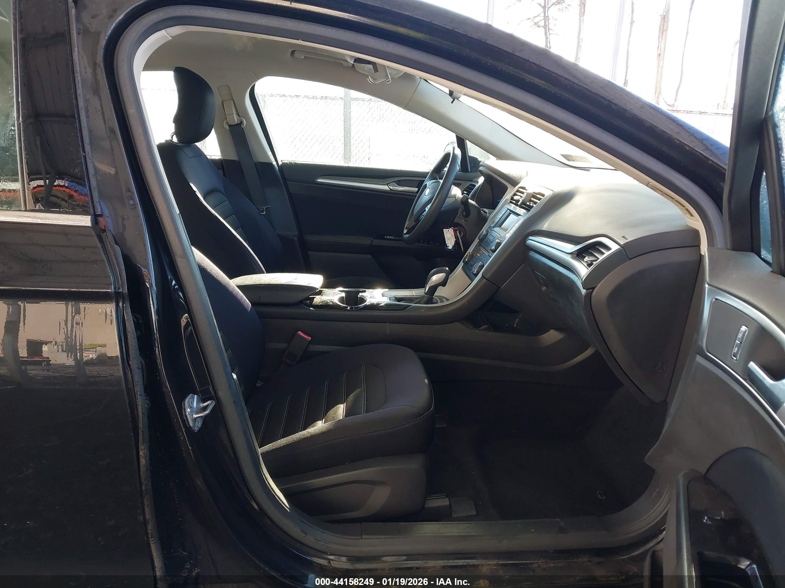 FORD FUSION image 5