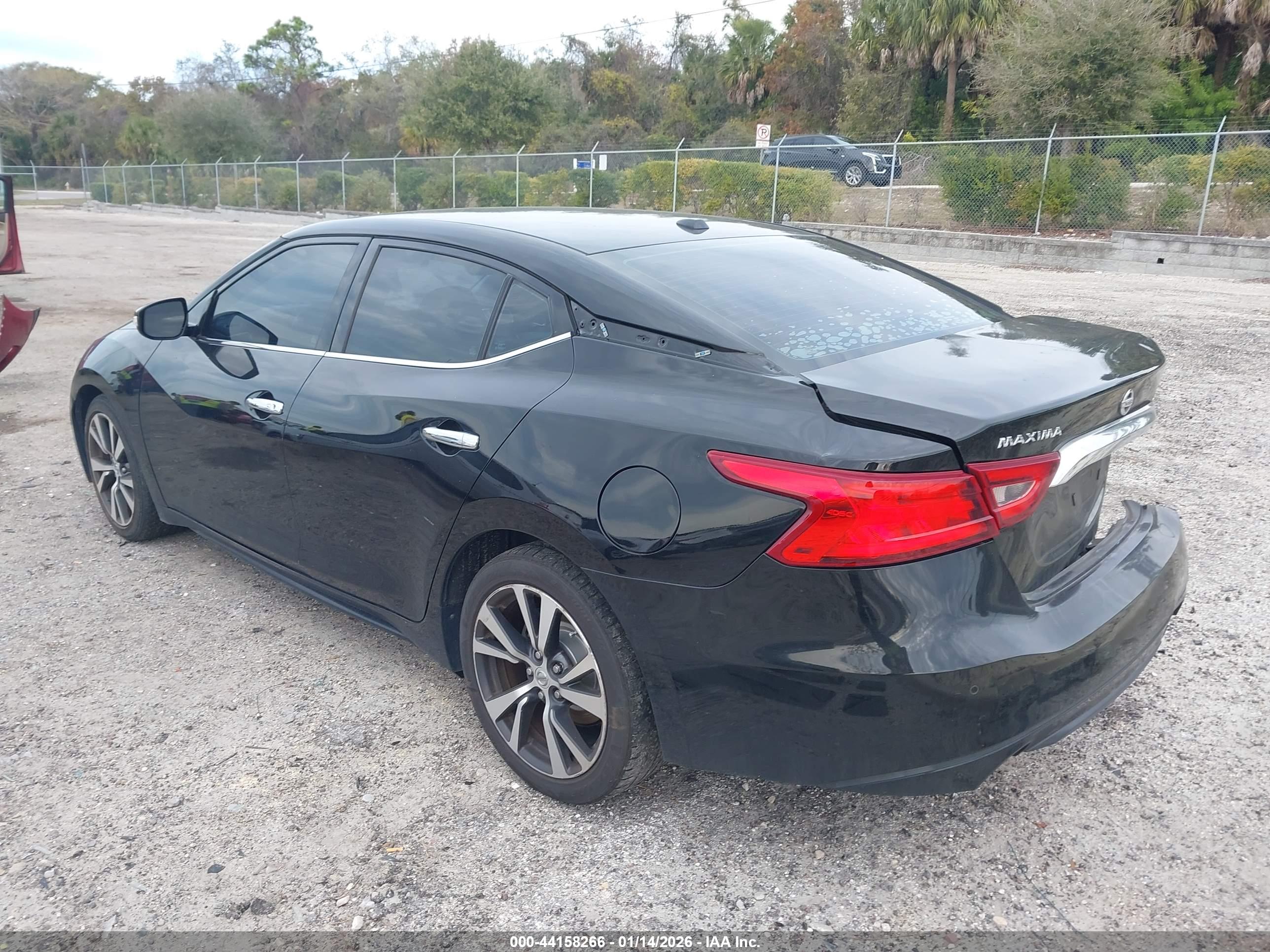 NISSAN MAXIMA image 3