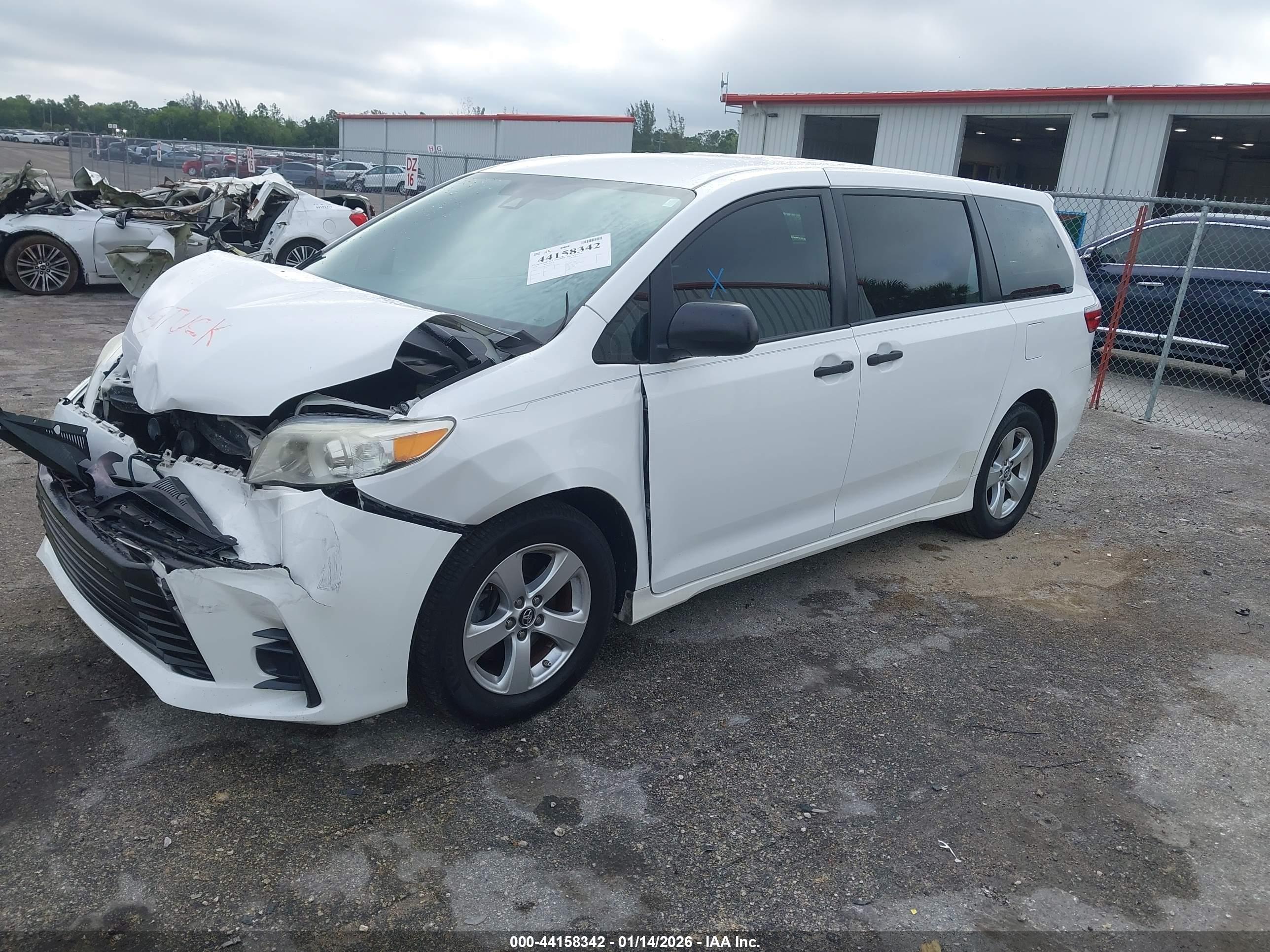 TOYOTA SIENNA image 2