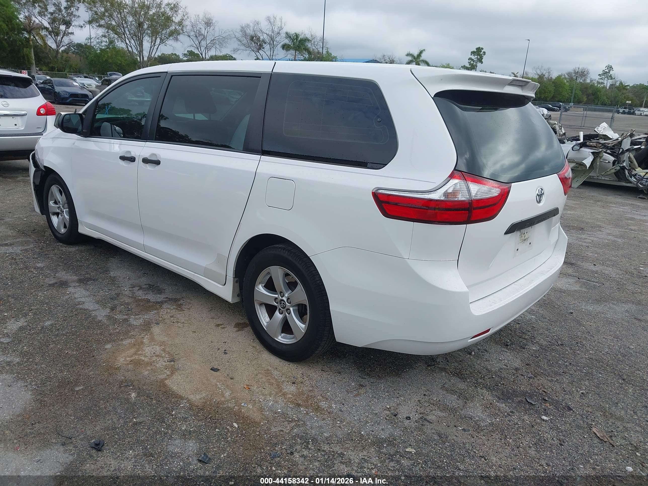 TOYOTA SIENNA image 3