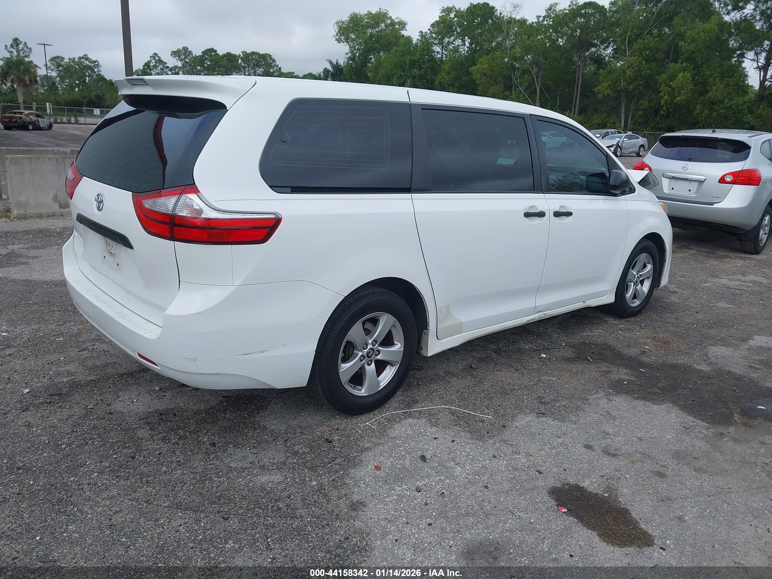 TOYOTA SIENNA image 4