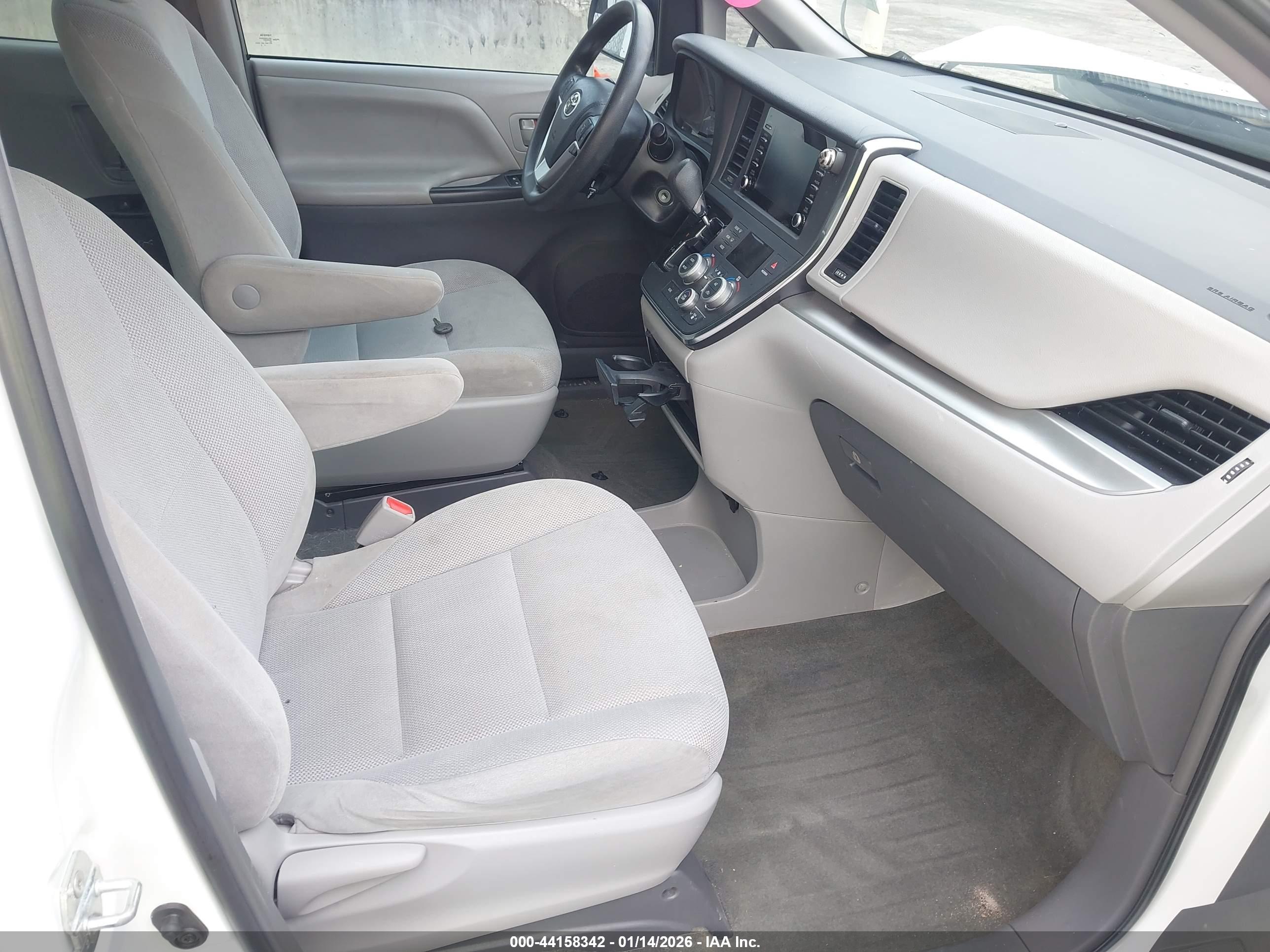 TOYOTA SIENNA image 5