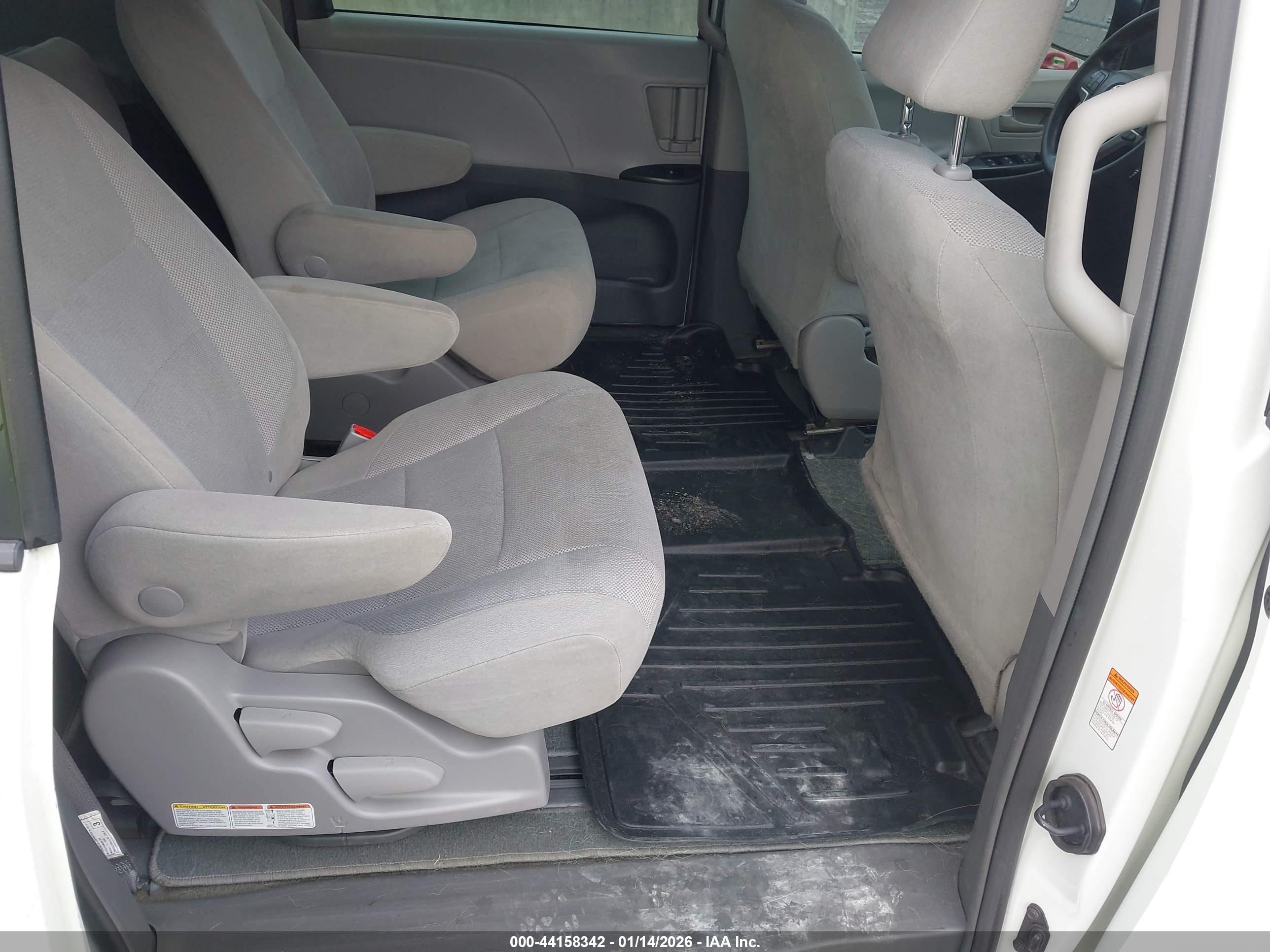 TOYOTA SIENNA image 8