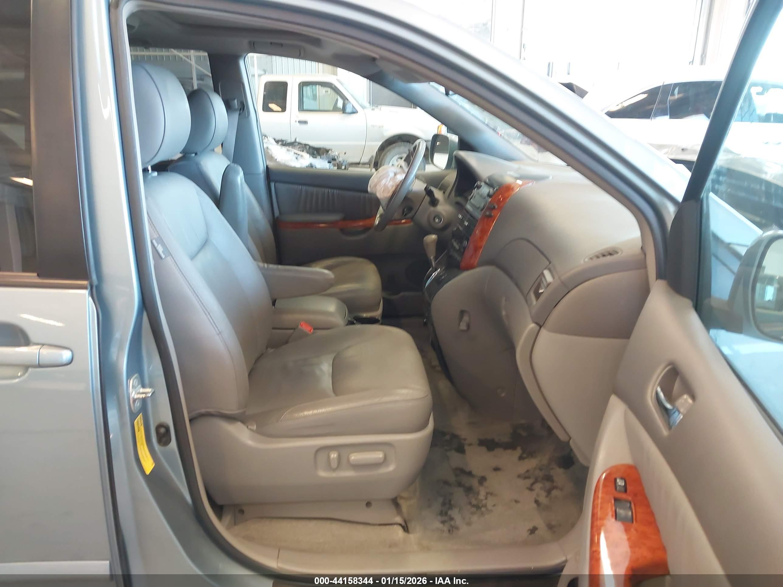 TOYOTA SIENNA image 5