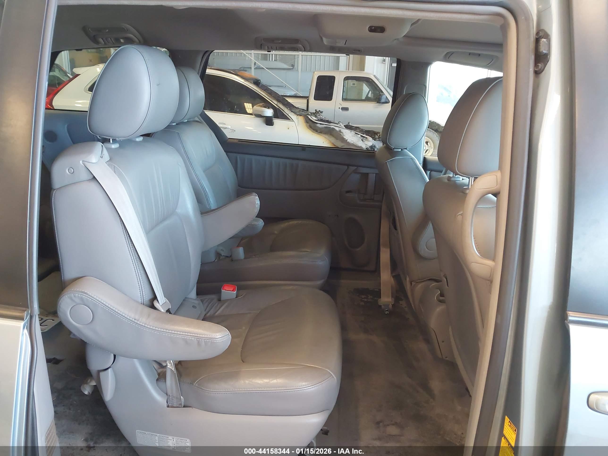 TOYOTA SIENNA image 8