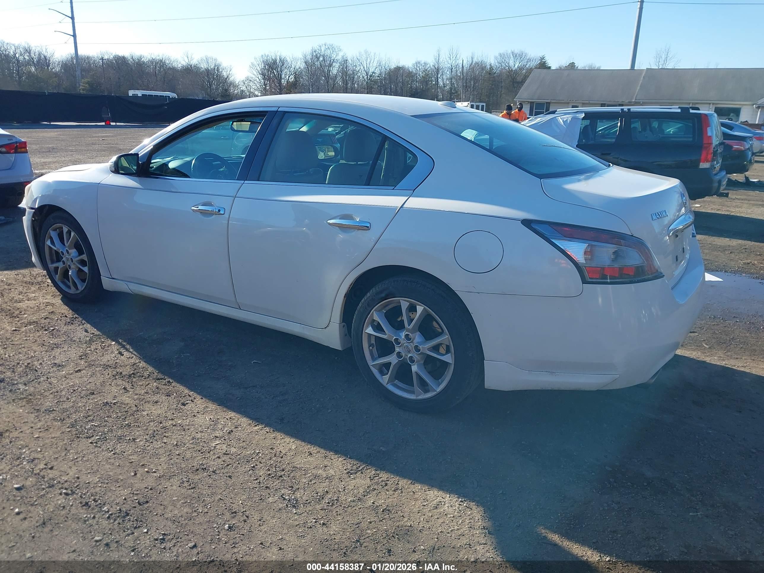 NISSAN MAXIMA image 3