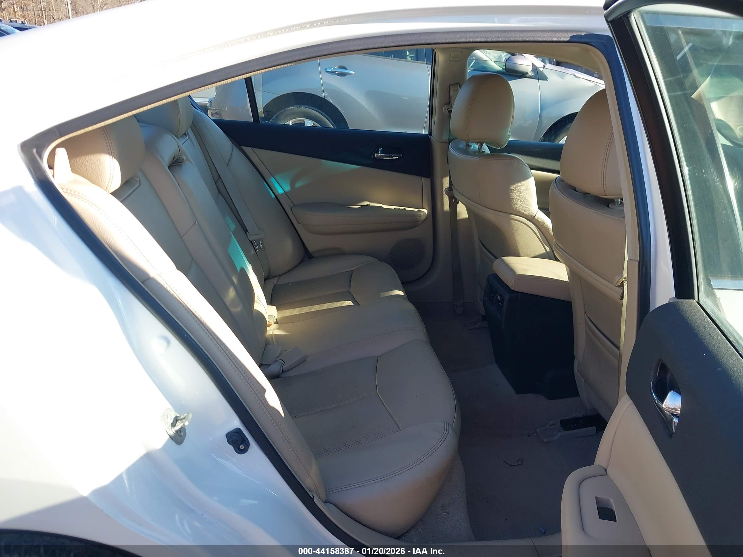 NISSAN MAXIMA image 8