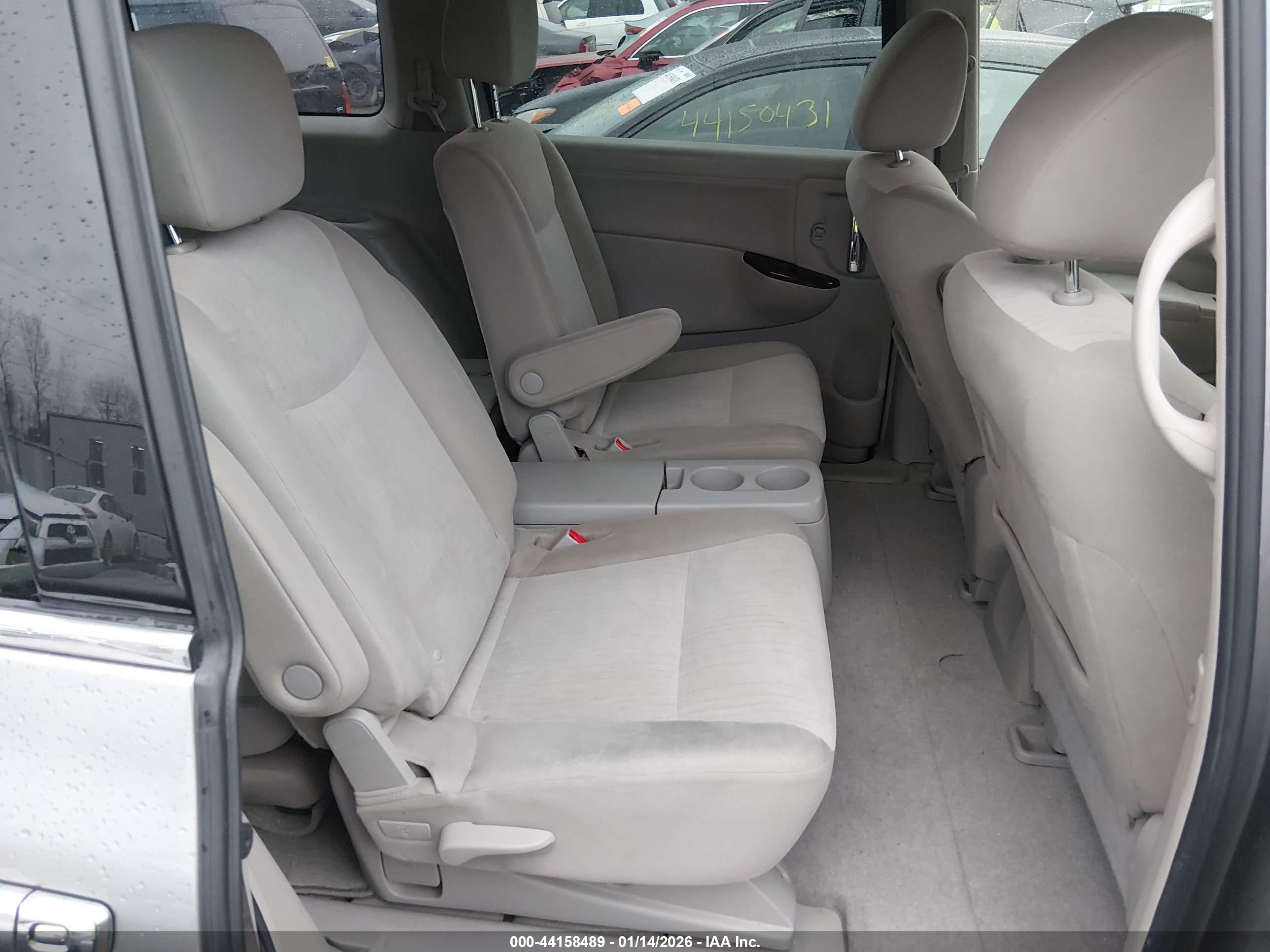 NISSAN QUEST image 8